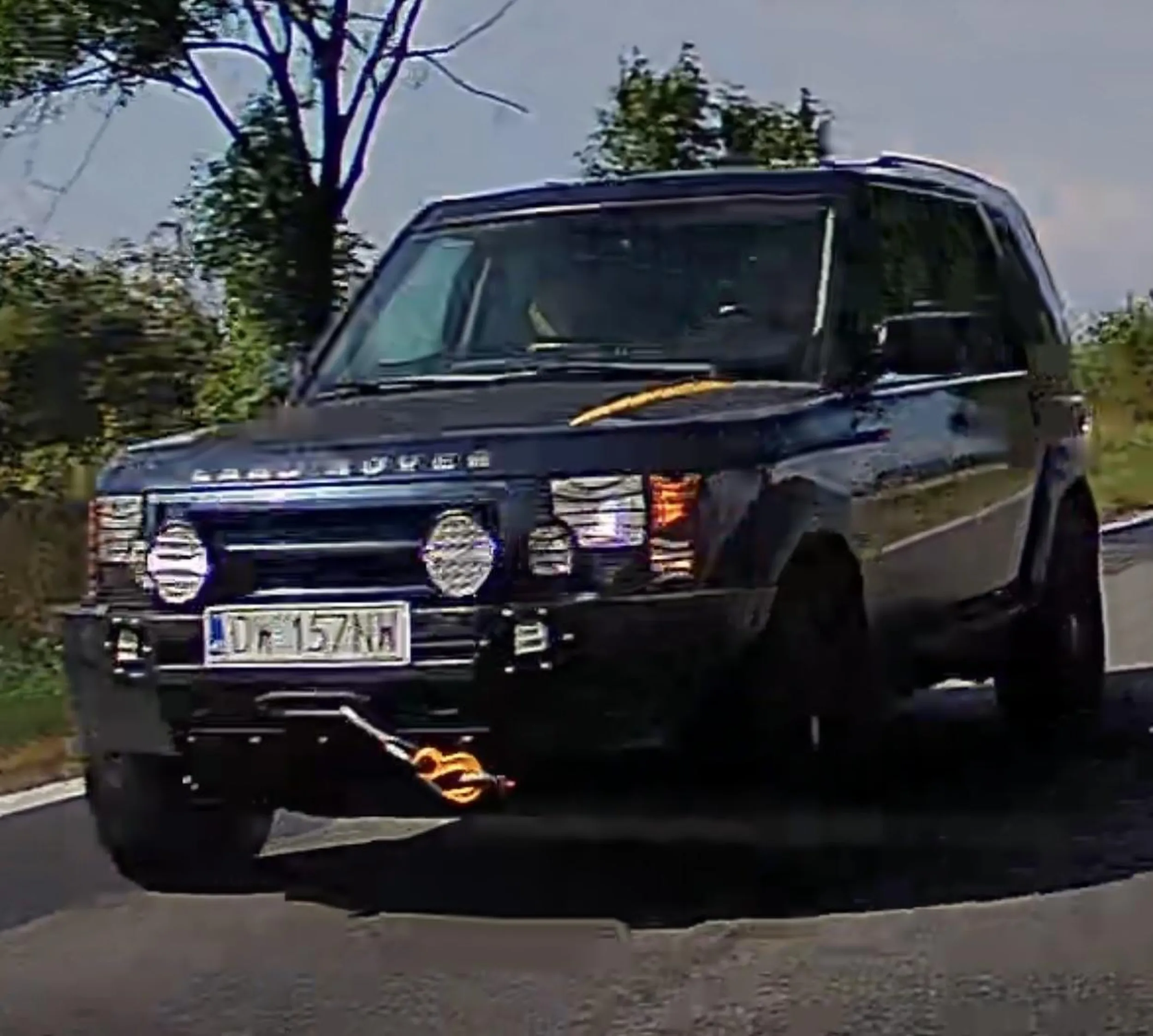 Proszę uważać na tego idiotę. Wyprzedza na trzeciego i na czołówkę.