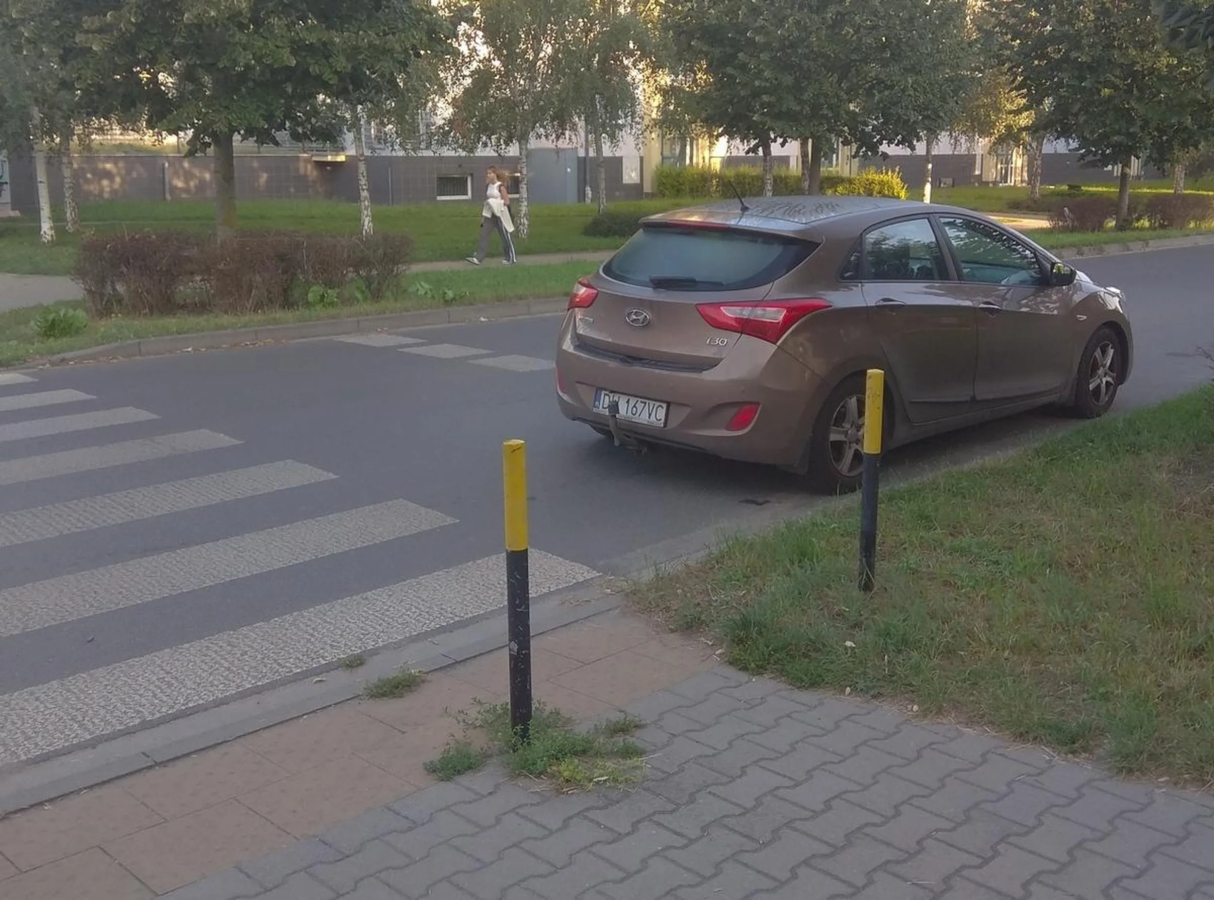 Parkowanie przy samym przejściu. Nie potrafią ogarnąć parkowania podobnie jak swoich patologicznych dzieci.