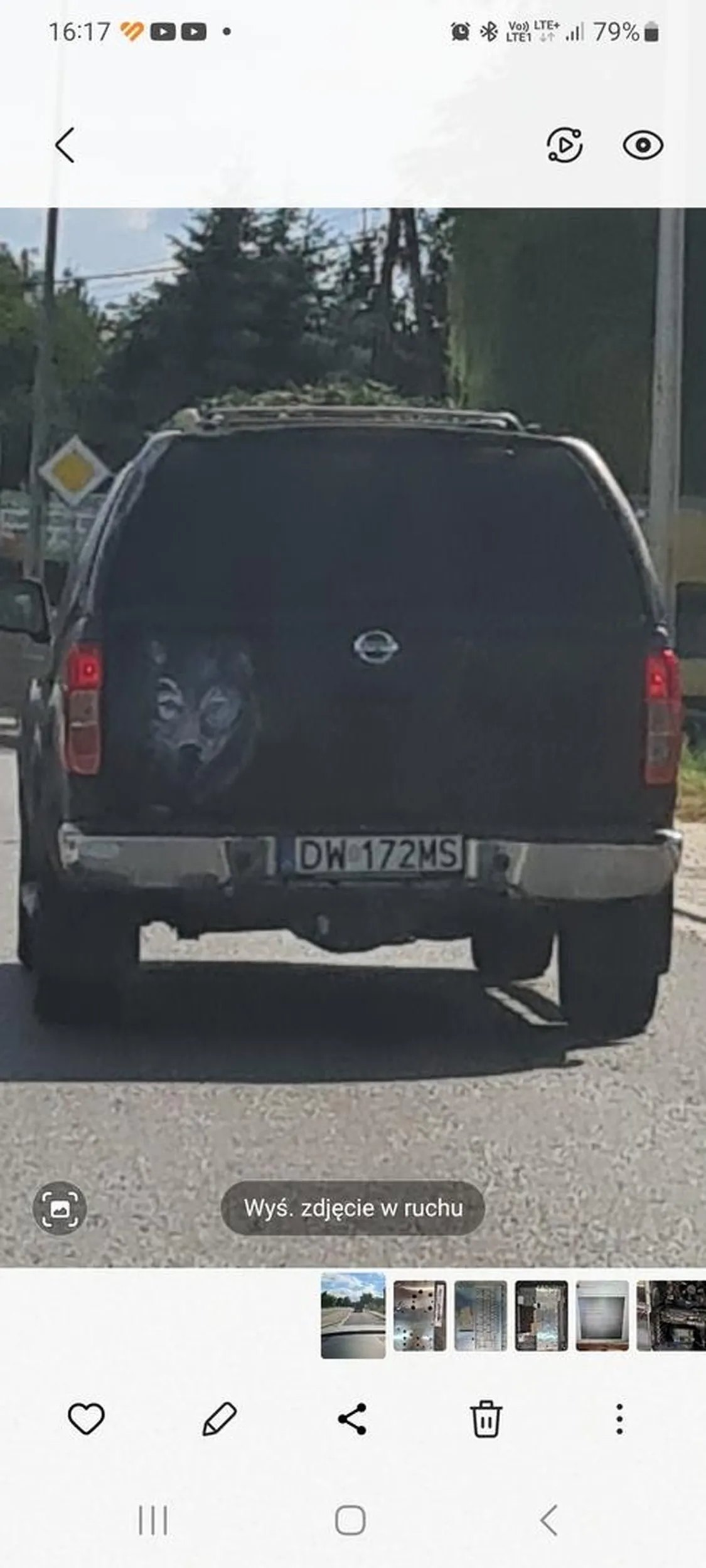 Wymusza pierwszeństwo, po zwróceniu uwagi światłami gwałtownie hamuje i pozdrawia środkowym palcem.