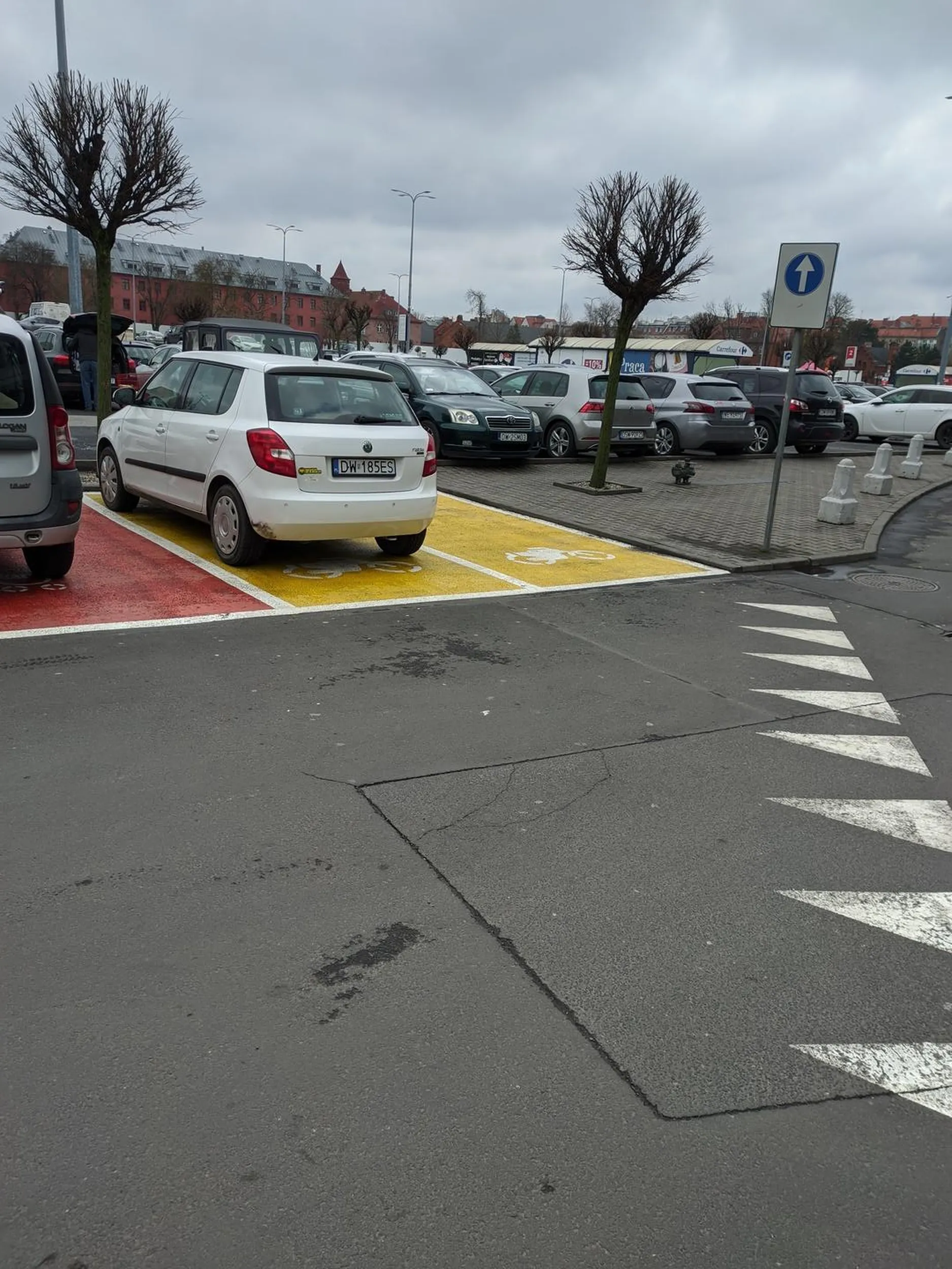 Piękny motocykl. Miejsca parkingowe były, ale trzeba by przejść parę metrów więcej.