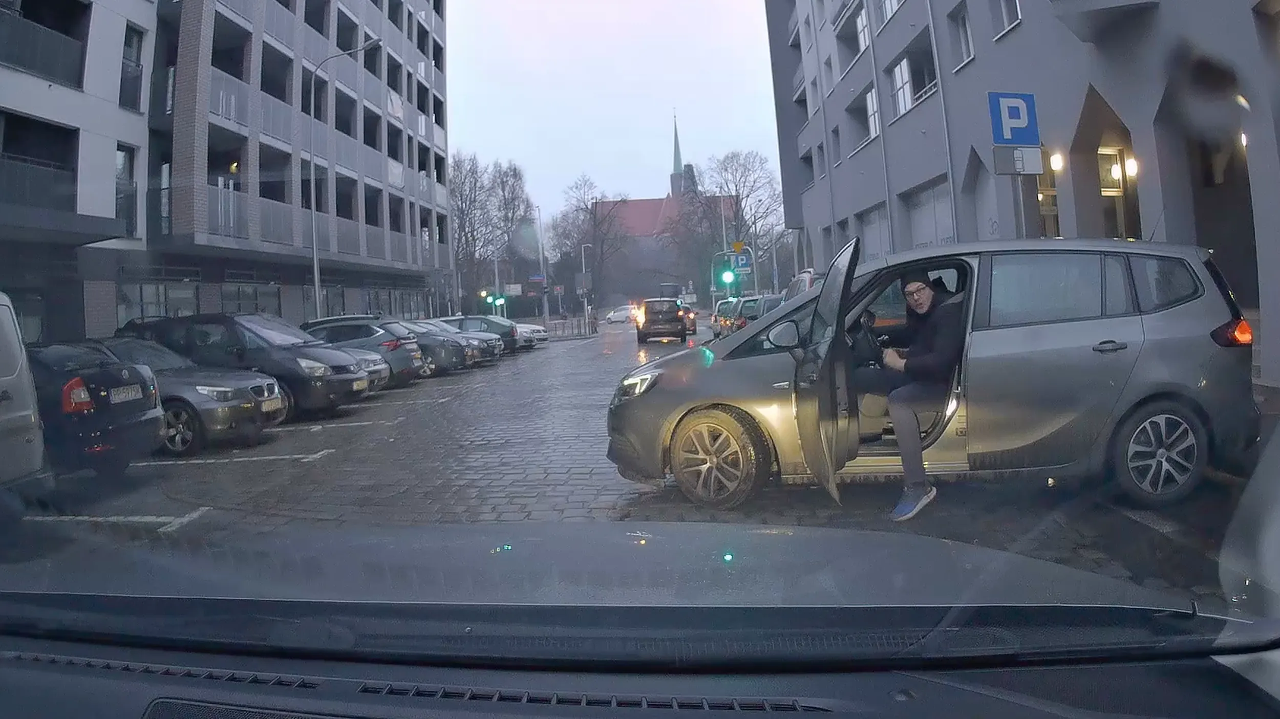 Tak mu się spieszyło, że wymusił wyjeżdżając z posesji, ale po usłyszeniu klaksonu miał czas na robienie dramy na drodze. Głupiej już się chyba nie dało.