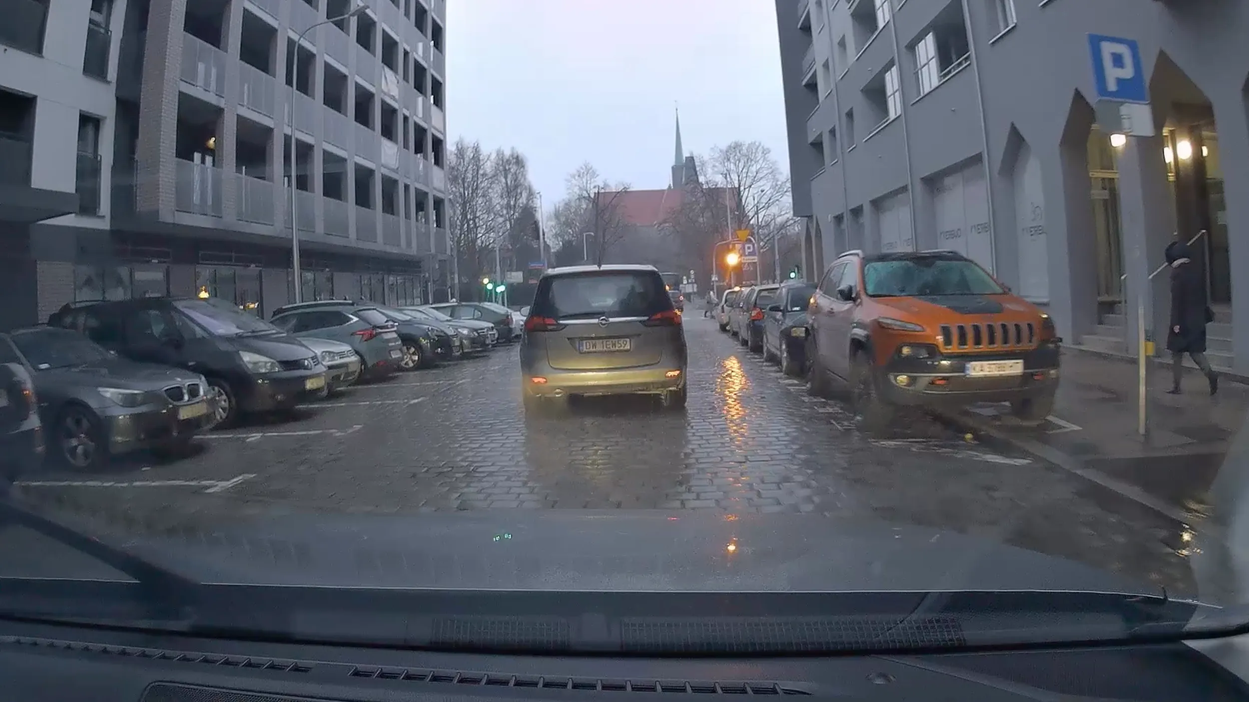 Tak mu się spieszyło, że wymusił wyjeżdżając z posesji, ale po usłyszeniu klaksonu miał czas na robienie dramy na drodze. Głupiej już się chyba nie dało.