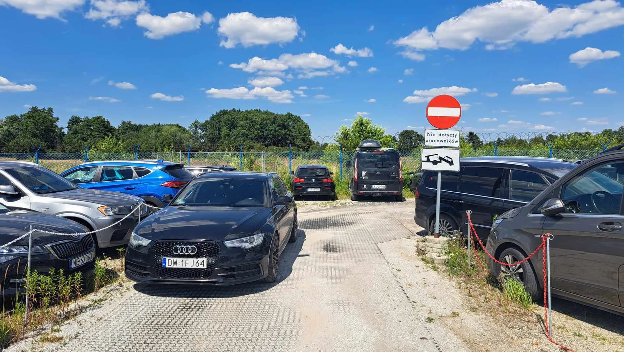 Chłop zaparkował w wąskiej drodze wjazdowej na parking. Ani wjechać ani wyjechać ale trudno. Ważne że zjeb miał gdzie zaparkować.