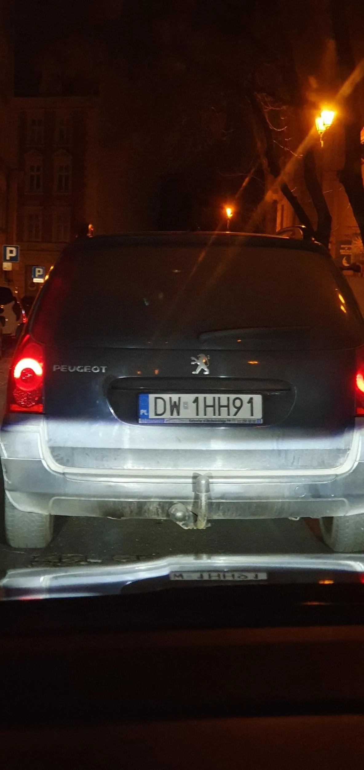 Kolejny nielegalny, nieoznakowany przewoz osob, z ciapatym za kierownicą