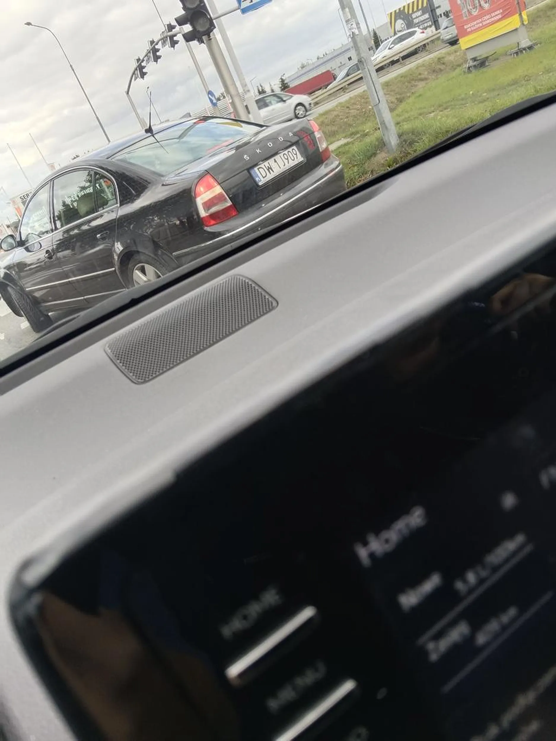 Cwaniaczek co korki omija jazdą pod prąd, przejeżdżaniem przez stację paliw i wpychaniem się :)