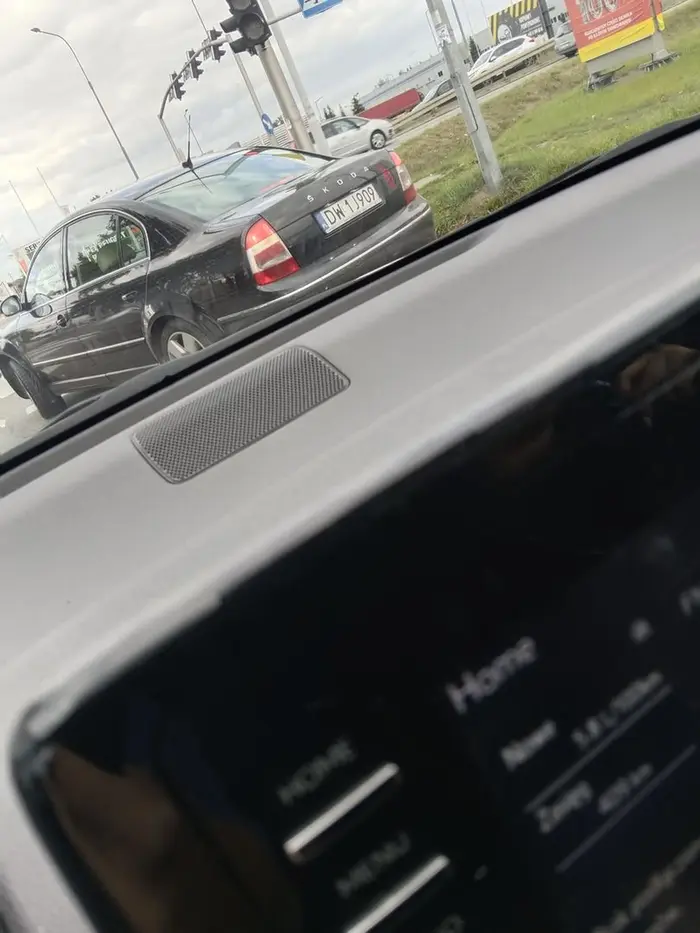 Cwaniaczek co korki omija jazdą pod prąd, przejeżdżaniem przez stację paliw i wpychaniem się :)