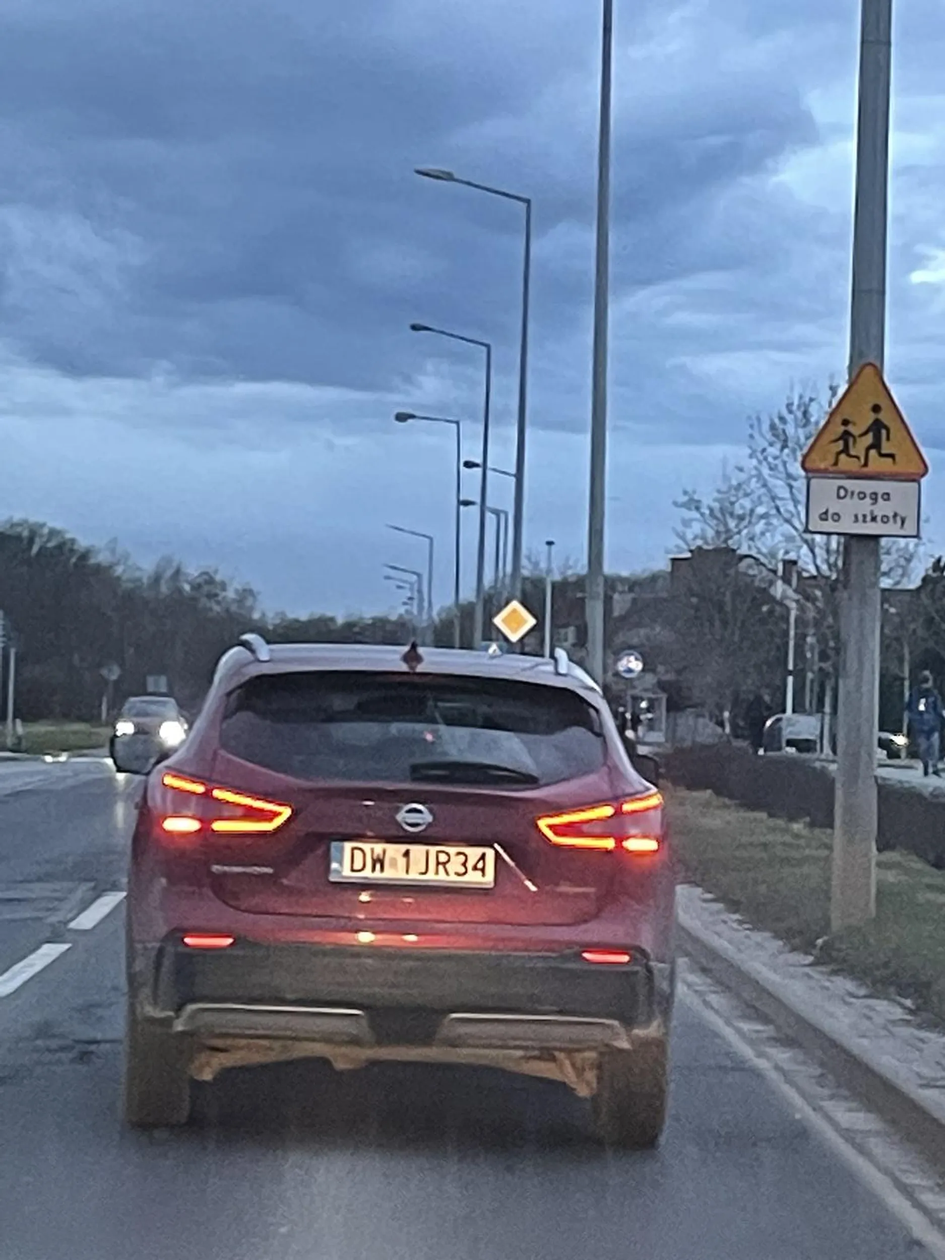 Brak kultury w czystej postaci. Uważajcie na tą panią, zajeżdża drogę nie wpuszcza a potem prawie gaśnie jej auto przy ruszaniu. Chyba ciśnienie zbyt wysokie albo za duzo kawy :)