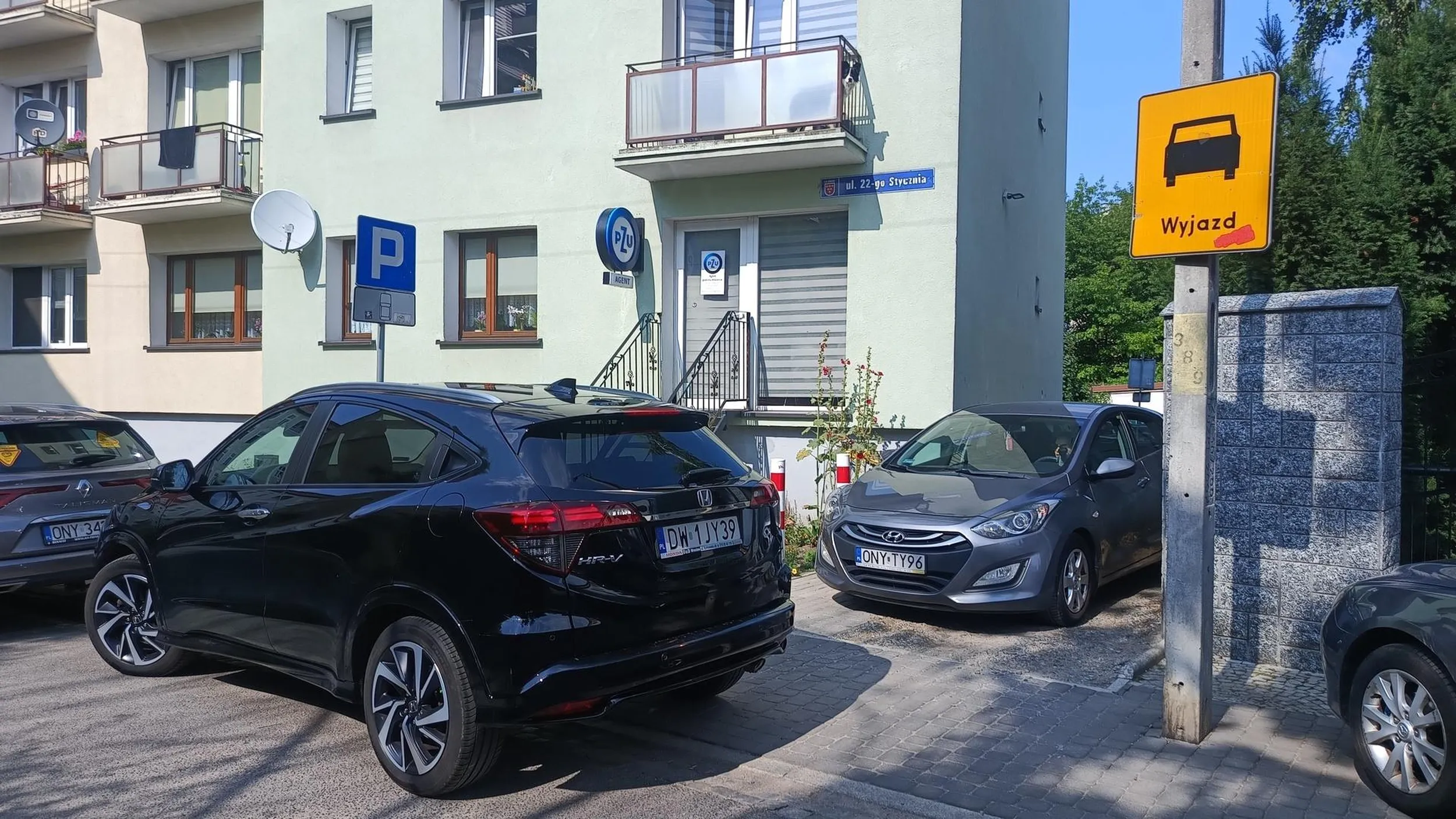 Nie pozdrawiam właściciela hondy trzeba być idiotą żeby na wyjeździe zostawić auto.  ?