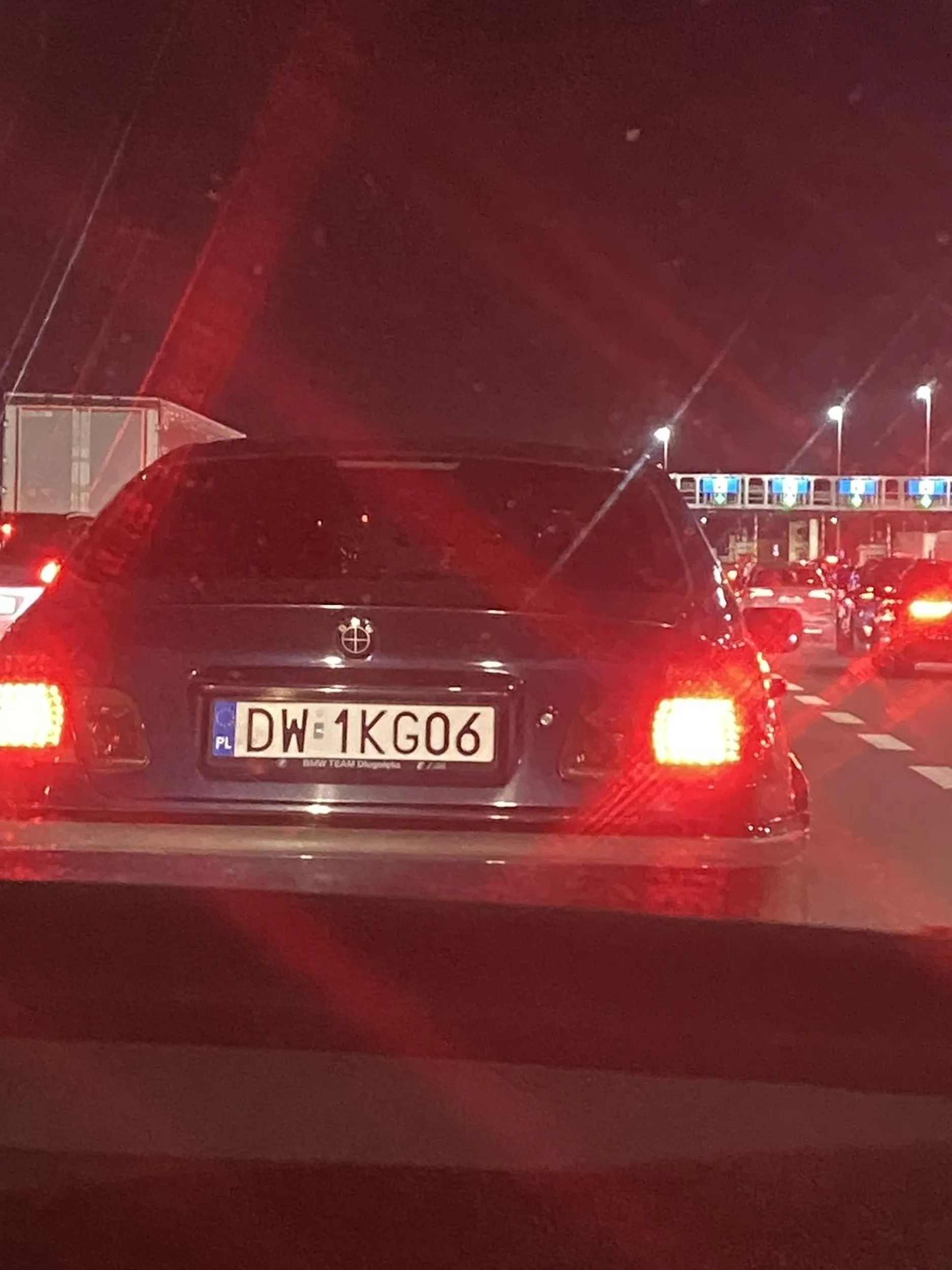 Kretyn zajeżdża ludziom drogę i hamuje przed maską do zera. Marka samochodu odzwierciedla poziom inteligencji kierowcy.