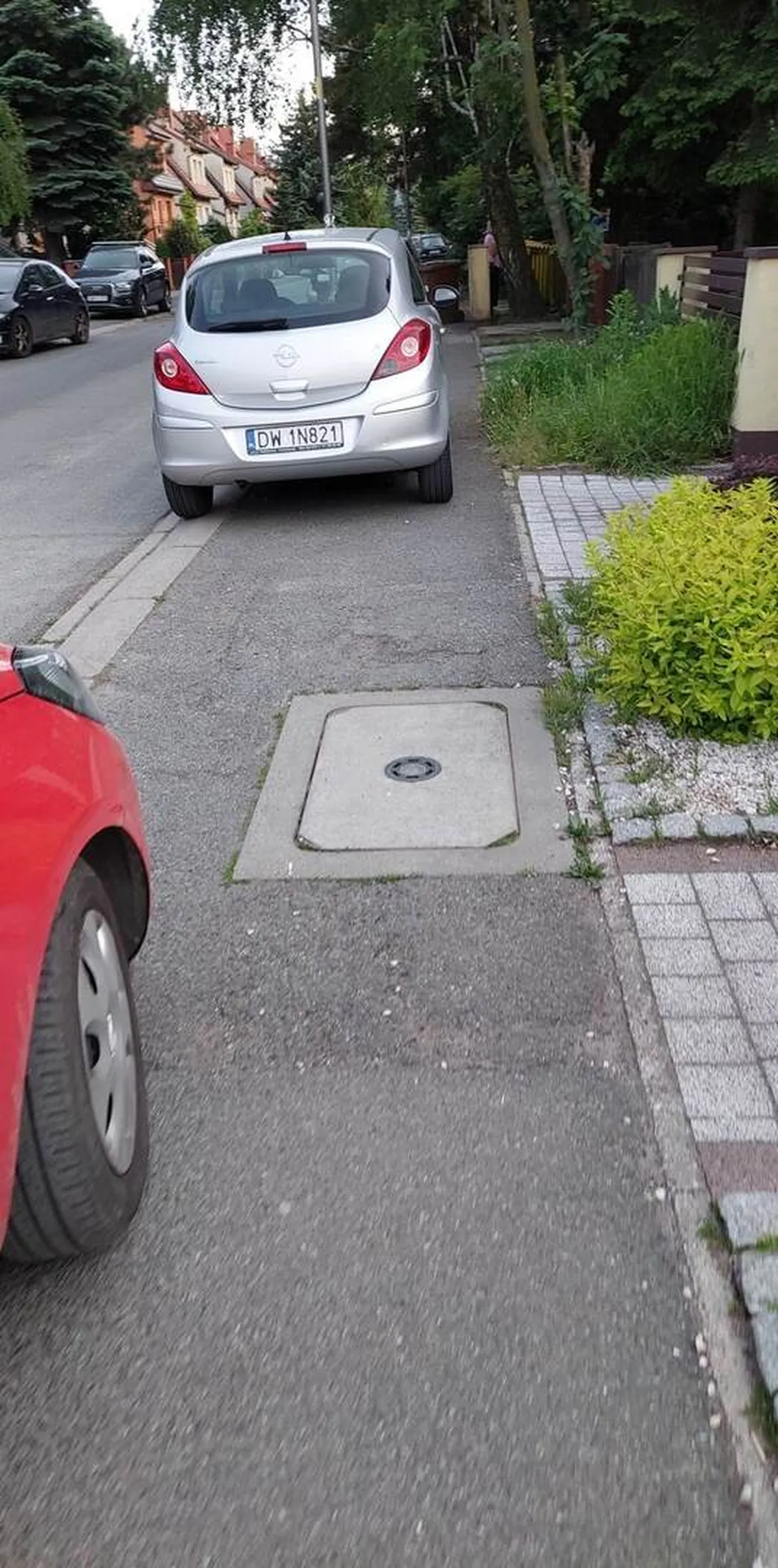 Po chodniku się chodzi a nie parkuje swoje gruzy