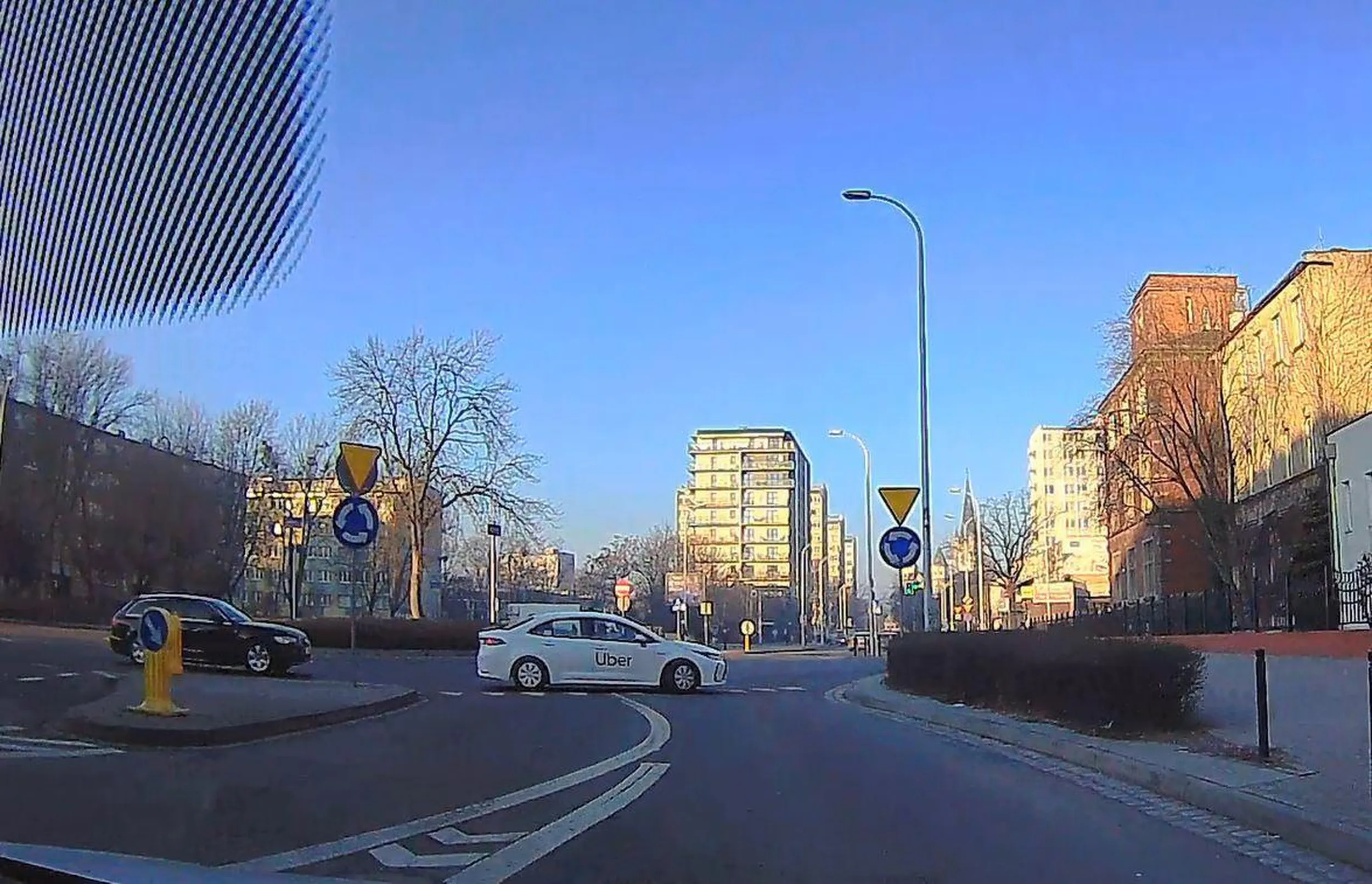 Środek ronda to świetne miejsce na postój (z pasażerem), a potem wbicie wstecznego (!), bo olaboga ruch drogowy.