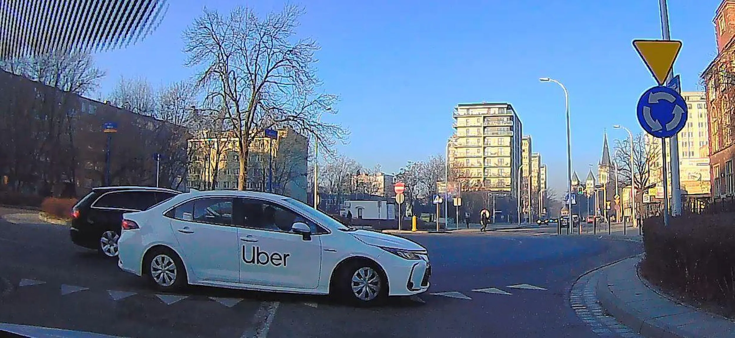 Środek ronda to świetne miejsce na postój (z pasażerem), a potem wbicie wstecznego (!), bo olaboga ruch drogowy.