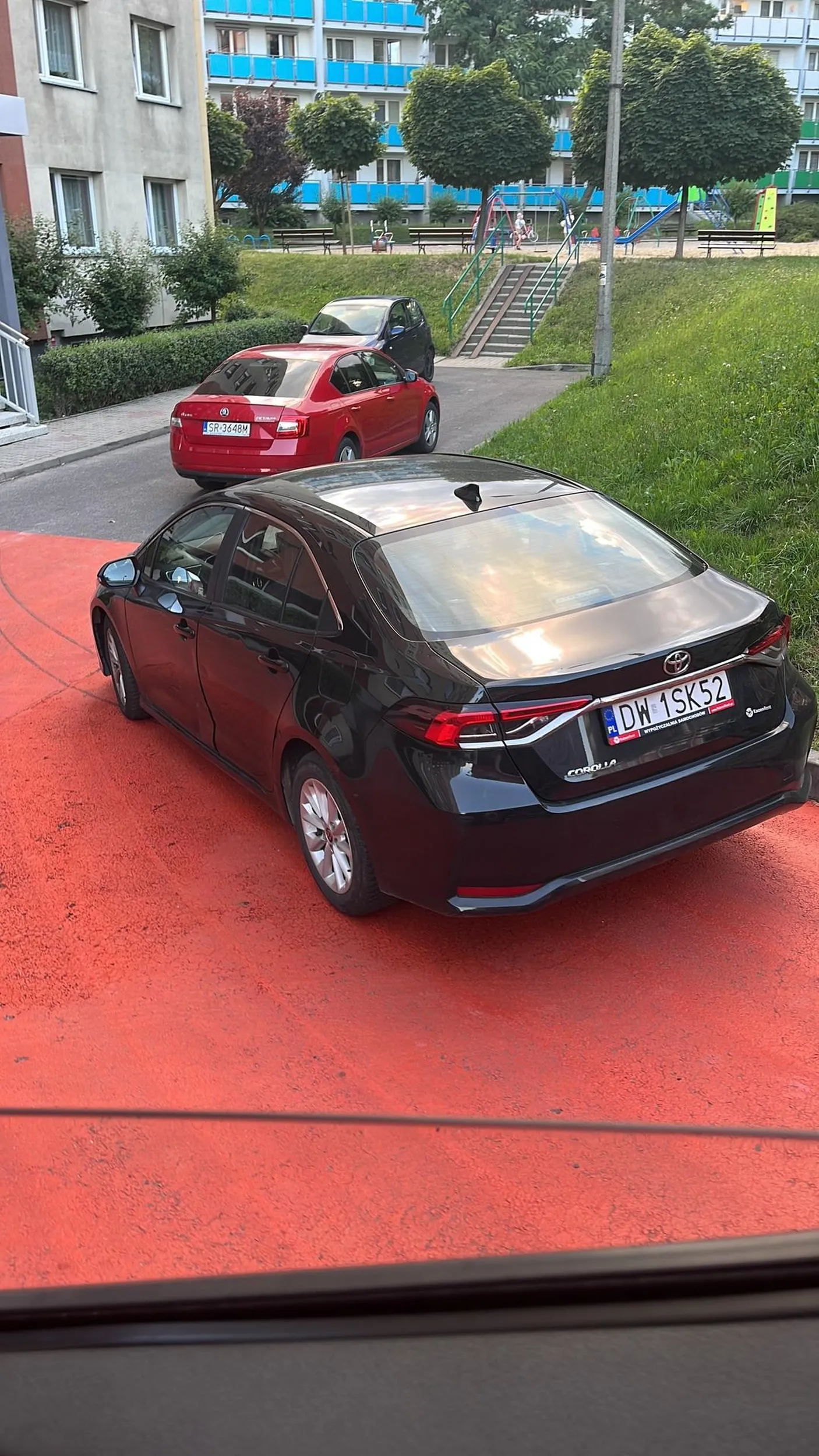 Nie ma to jak zaparkować na strefie pożarowej wydzielonej z parkowania, aby wozy Straży Pożarnej mogły przejechać :)