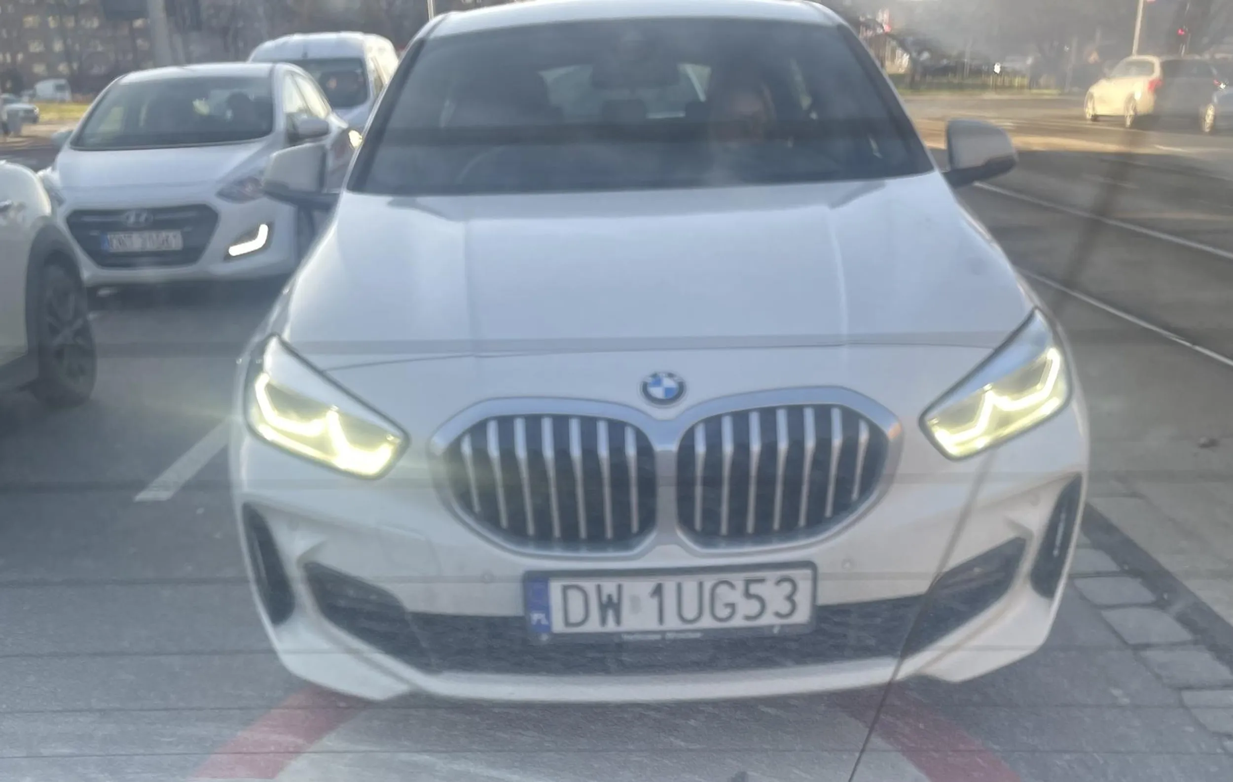 Niestety, stereotyp o BMW utwierdzają takie właśnie osoby. Pani najpierw zignorowała sygnalizacje świetlna czego następstwem było zablokowanie jednego psa ruchu dla aut jadących z lewej, a następnie nie ustąpiła pierwszeństwa jadącym na swoim pasie pojazdom, mając przy tym pretensje. Wisienka na torcie pozostaje oczywiście korzystanie z telefonu podczas jazdy.