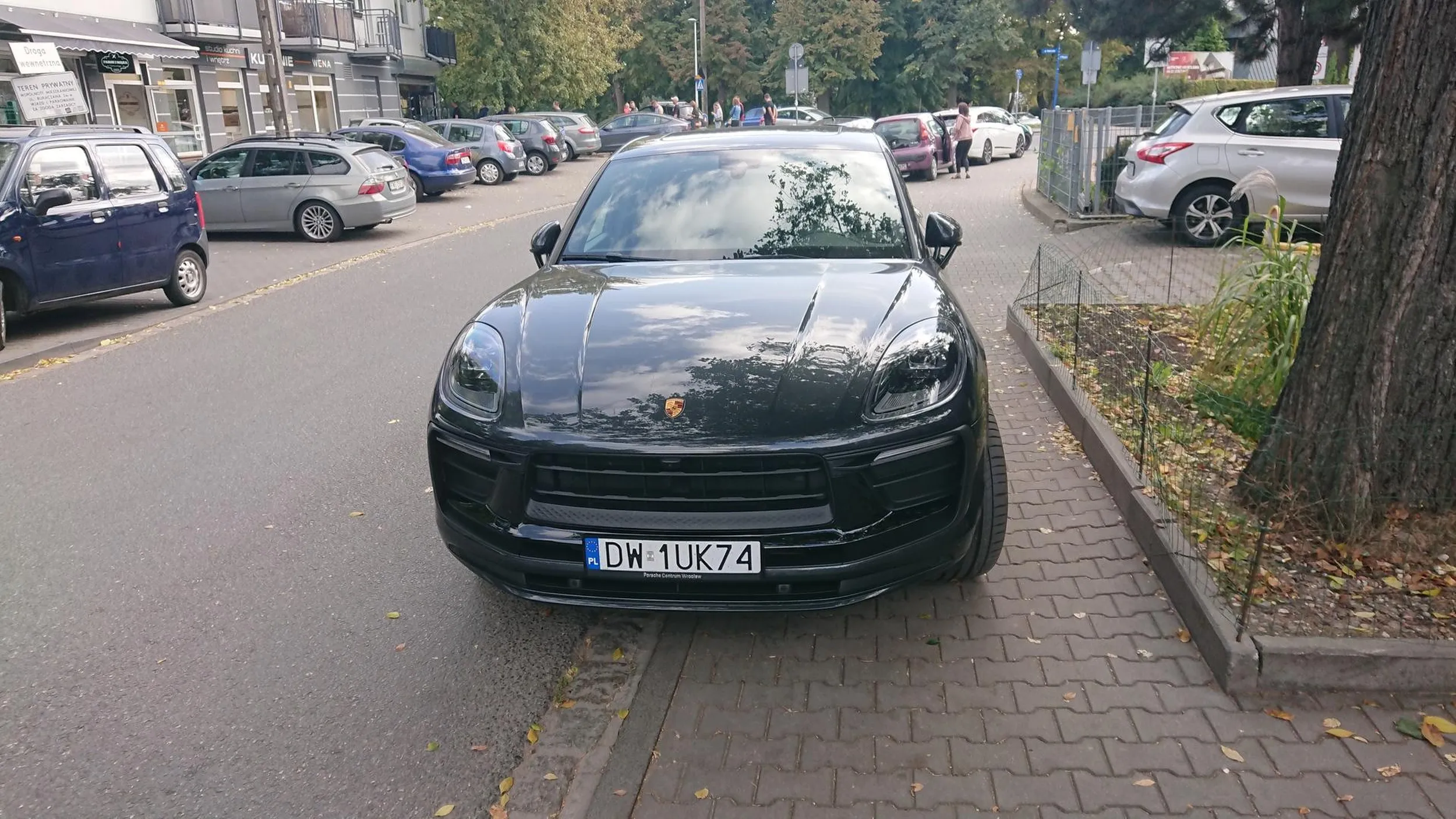 Do mistrzów daleko mu - zostawił CAŁE 30 centymetrów chodnika. Cienias.