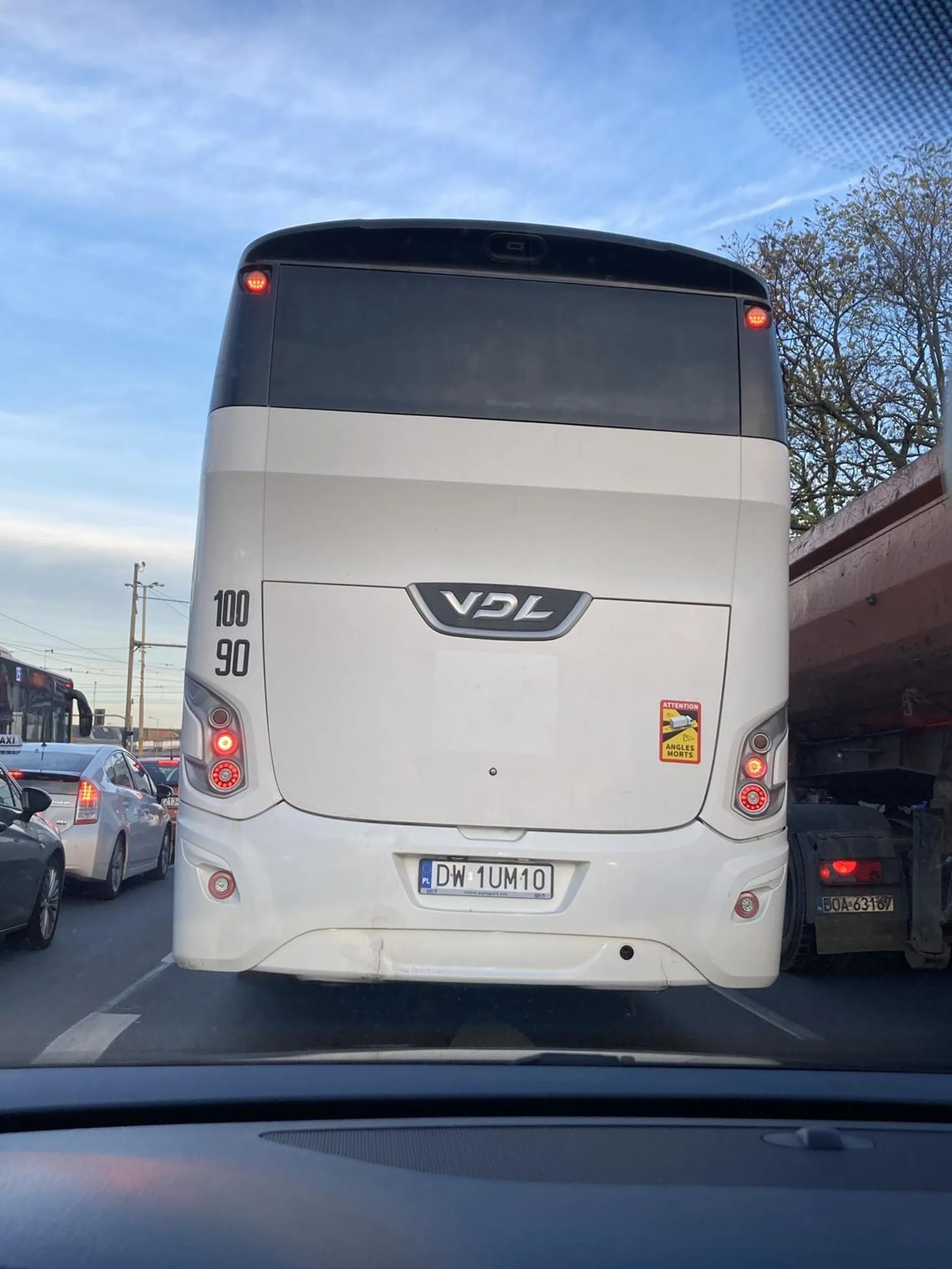 Zmiana pasa ruchu bez kierunkowskazów, blokowanie połowy skrzyżowania wielkim autobusem. Jak małpa za kierownicą