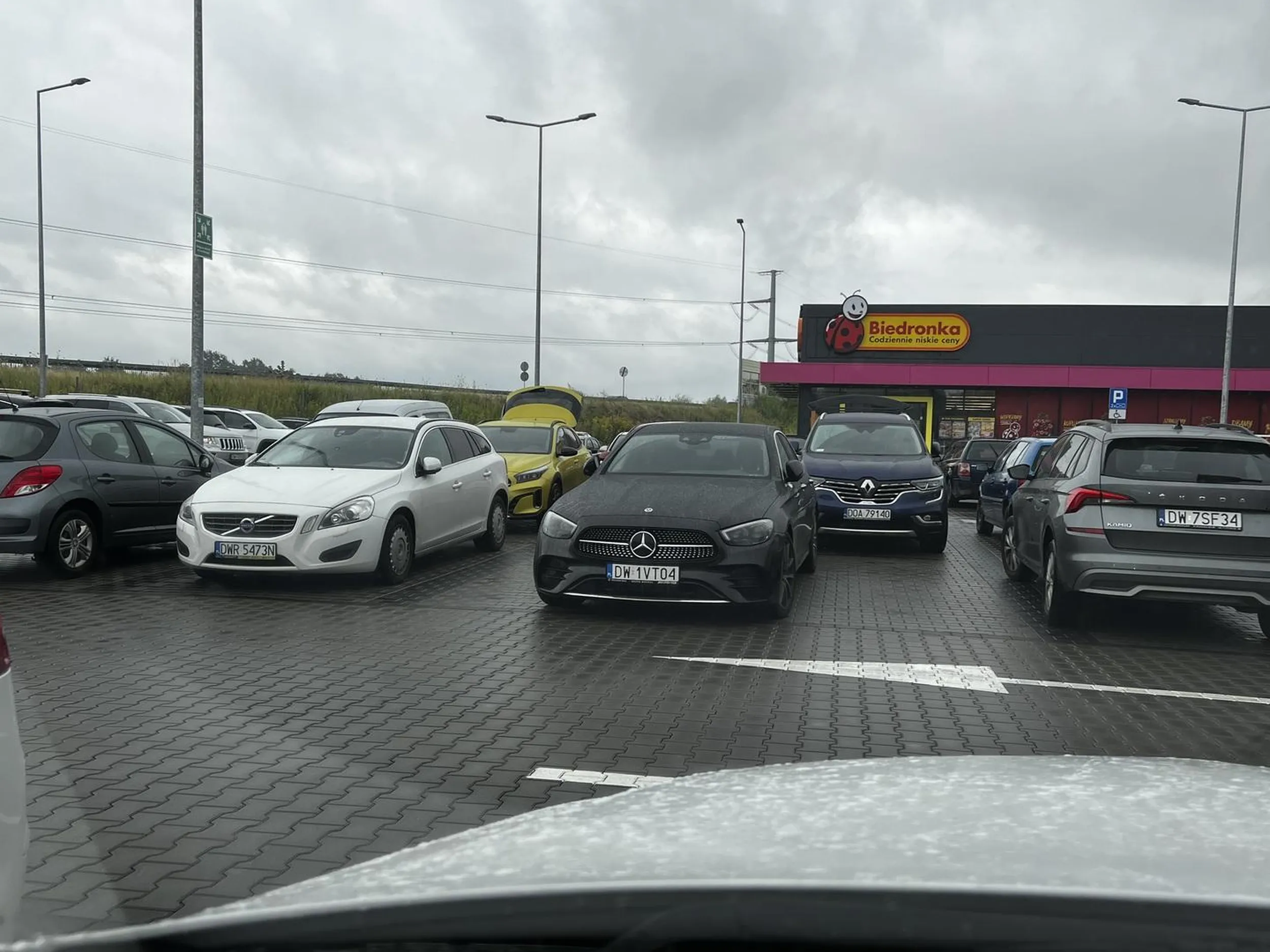 Gość zajmuje dwa miejsca parkingowe, jeszcze wychodząc obraca się, czy aby na pewno nikt się obok nie zmieści