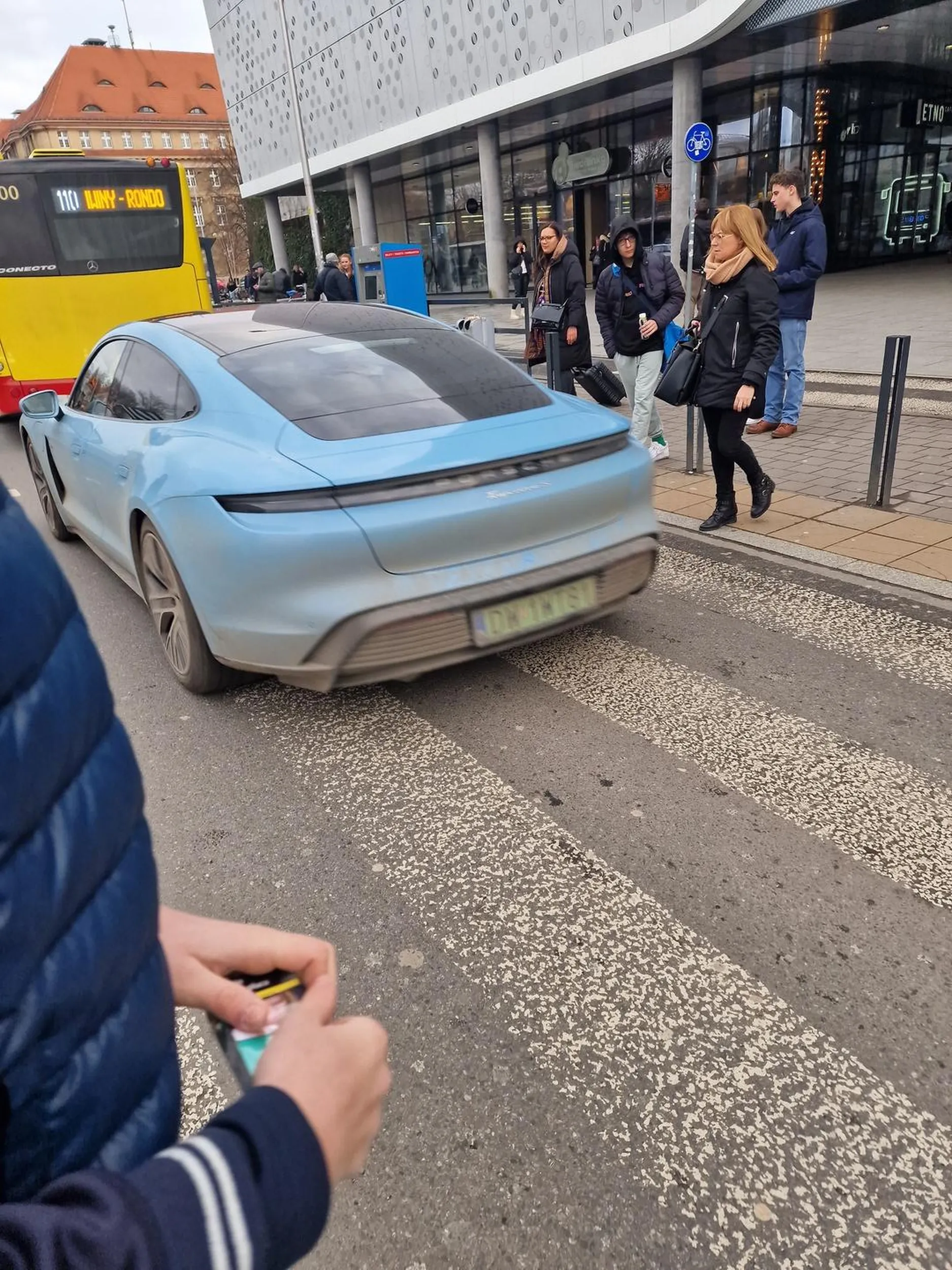 Rozmaiwa przez telefon podczas jazdy oraz nie przepiszcza pieszych podczas przechodzanie przez tak zawną "zebrę" co więcej pani z tycana jeźi jak świeta krowa nie zważając na pieszych którzy byli w połowie przejacia, oraz nie widoczne tablice rejestracyjne sprawa zostaje zgloszona do prokuratury.