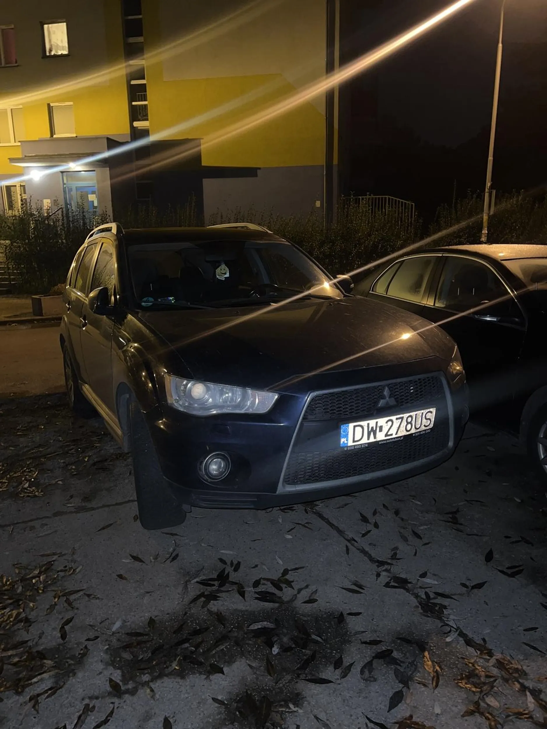 Stoisz centralnie na chodniku oraz na zakazie