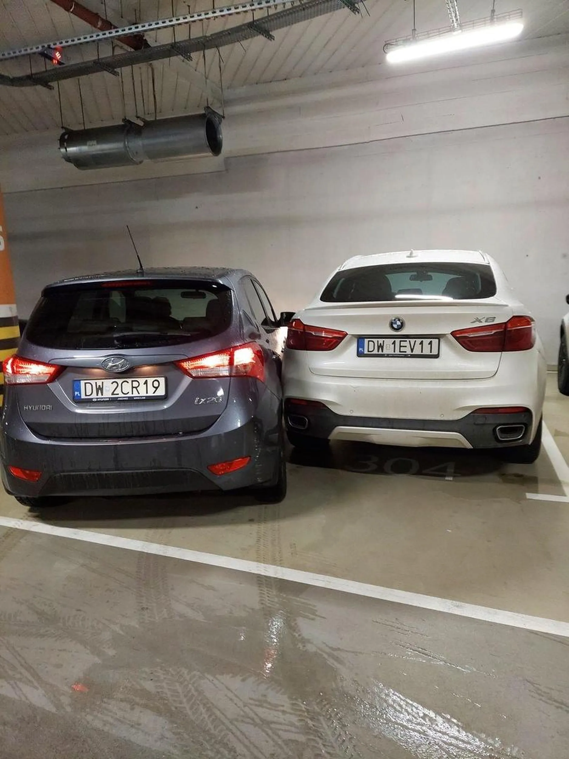 imbecyl nie potrafiący parkowac rysuje czyjeś auto