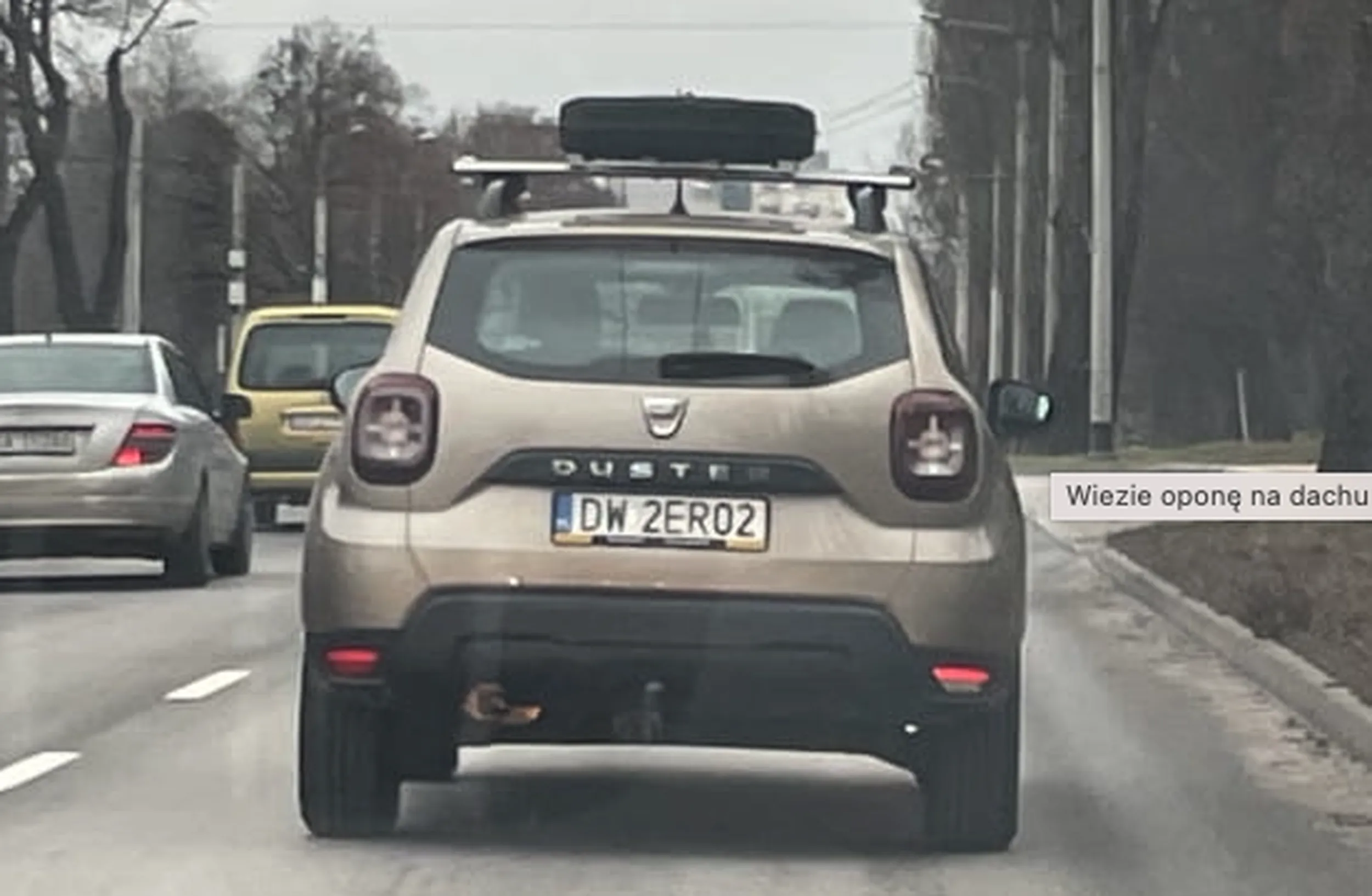 Wiezie sobie na dachu koło zapasowe. Niczym nie przymocowane, od czasu do czasu spada