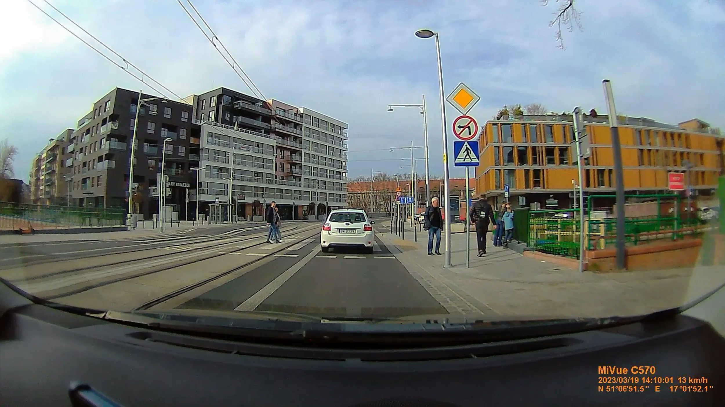 Wymusza pierwszeństwo na przejściu dla pieszych ignorując zupełnie przechodzących ludzi.