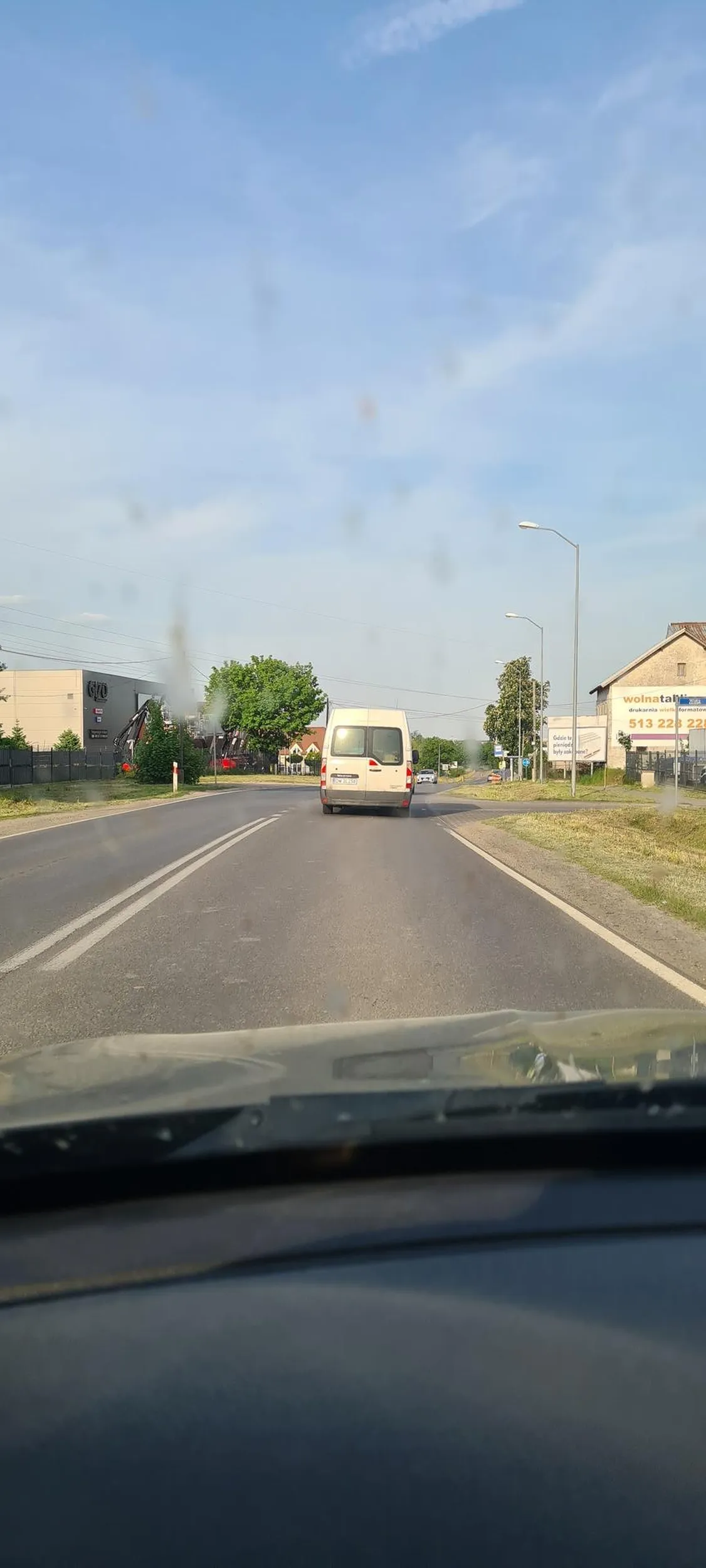No wariat. Załadowany tak, że prawie szuruje po ziemi, a na zderzaku siedzi mimo, że człowiek i tak już 60 jedzie. Już się do wyprzedzania szykował, gdyby nic nie jechało z przeciwka to by normalnie na pasach wyprzedzał.