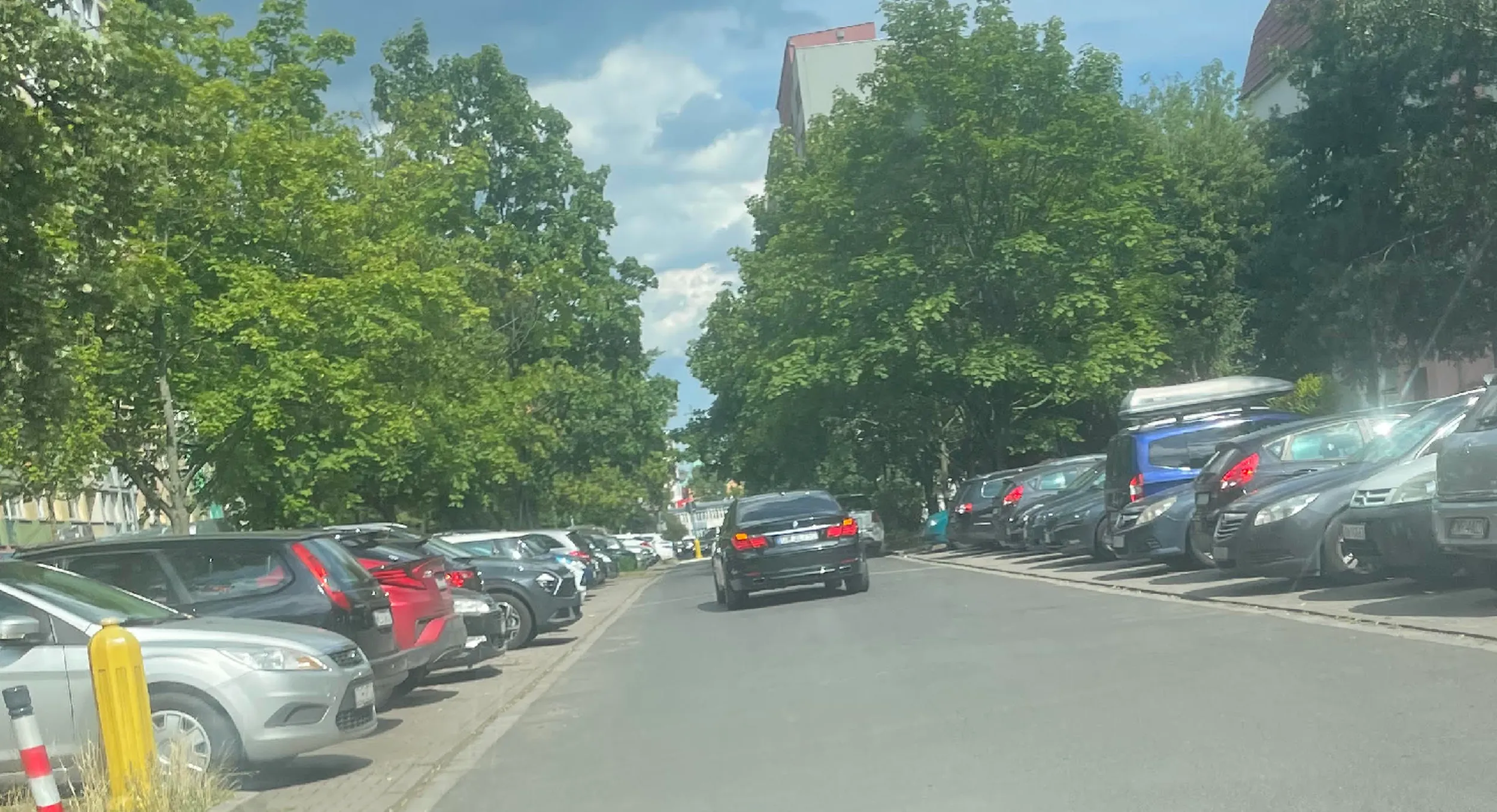 Obil auto cofajac i uciekl z miejsca zdarzenia