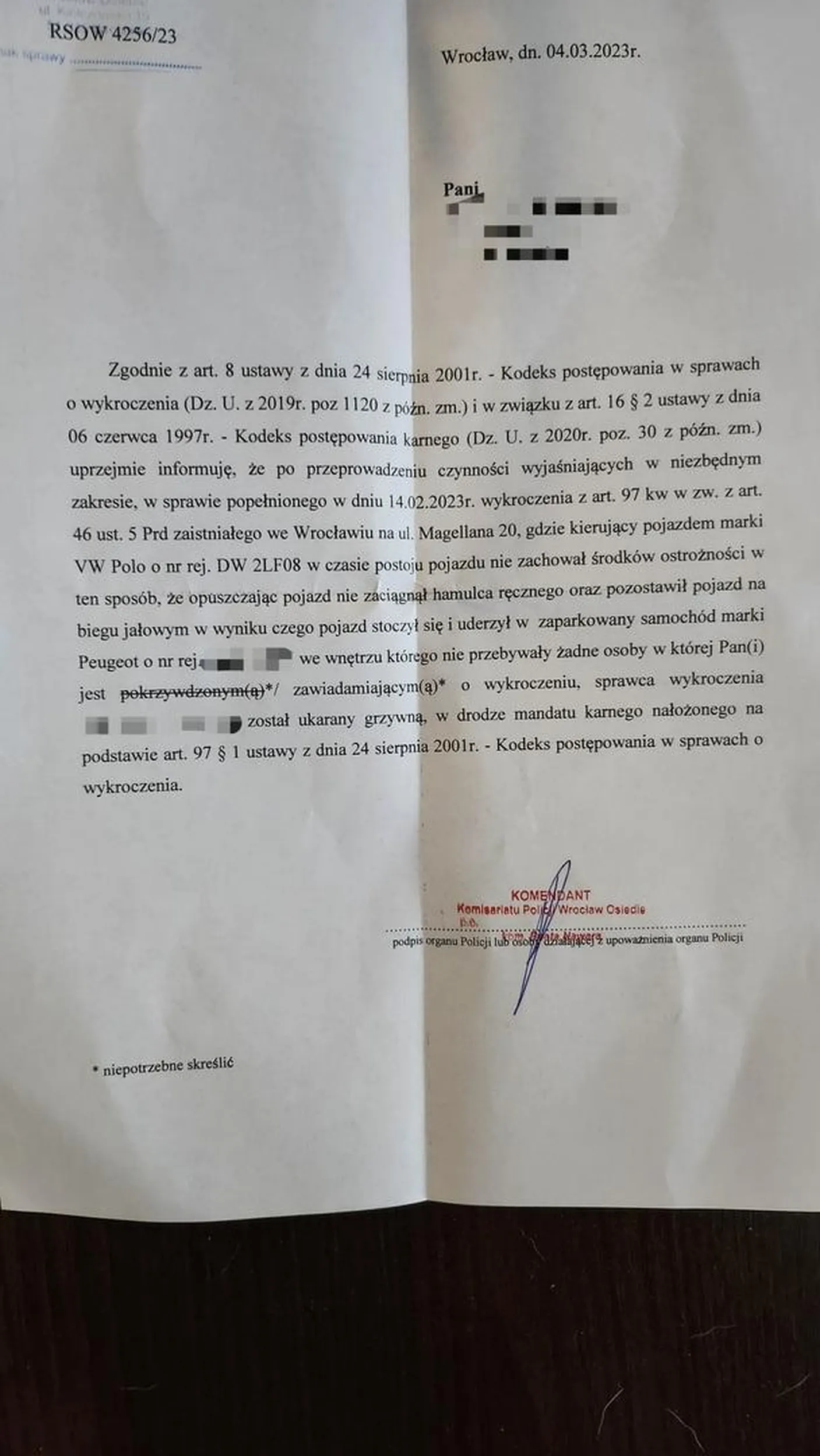 Srebrna polówka stoczyła się uderzając w bok mojego samochodu. Kierowca zostawił pustą kopertę (Bez numeru telefonu) i uciekł z miejsca zdarzenia.