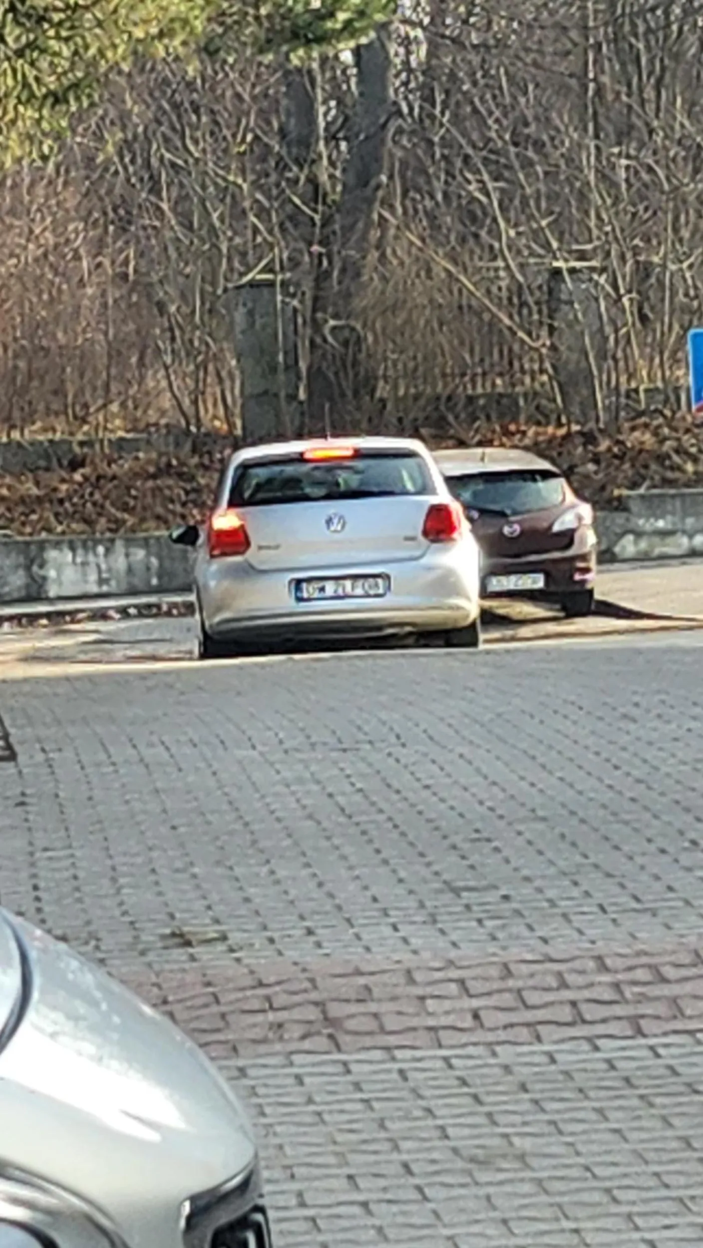 Srebrna polówka stoczyła się uderzając w bok mojego samochodu. Kierowca zostawił pustą kopertę (Bez numeru telefonu) i uciekł z miejsca zdarzenia.