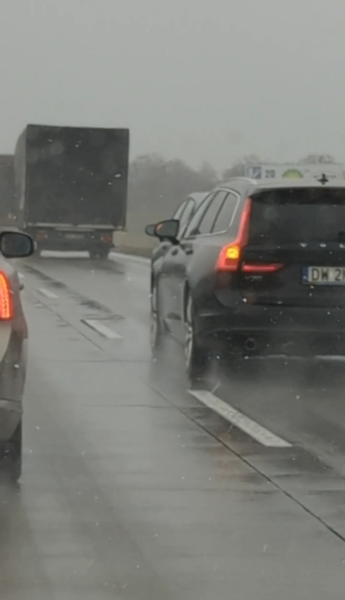 Siedzi na zderzaku i wpycha się zaraz przed maskę.