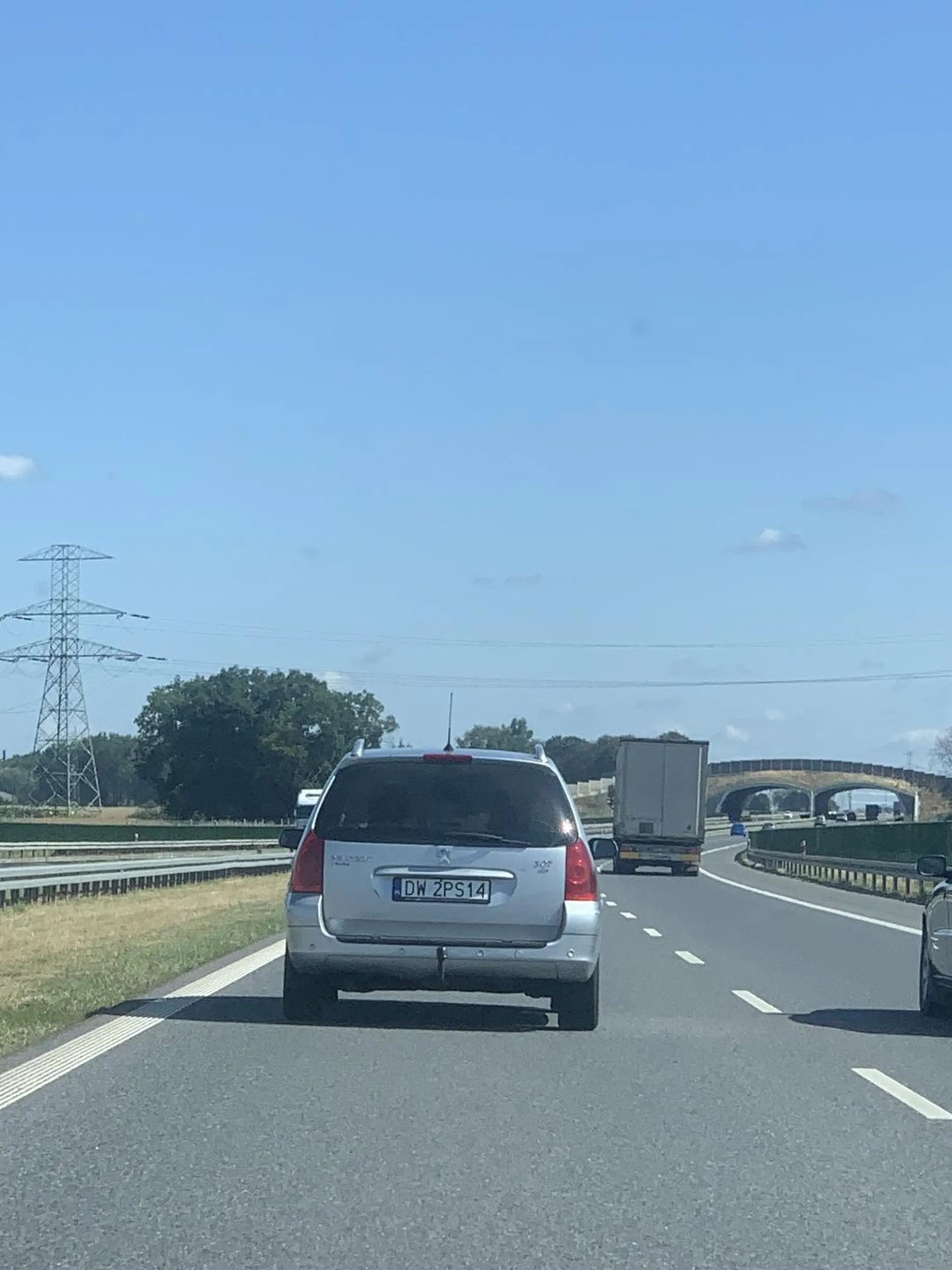 Nagannie zajeżdża drogę i rozmawia przez telefon