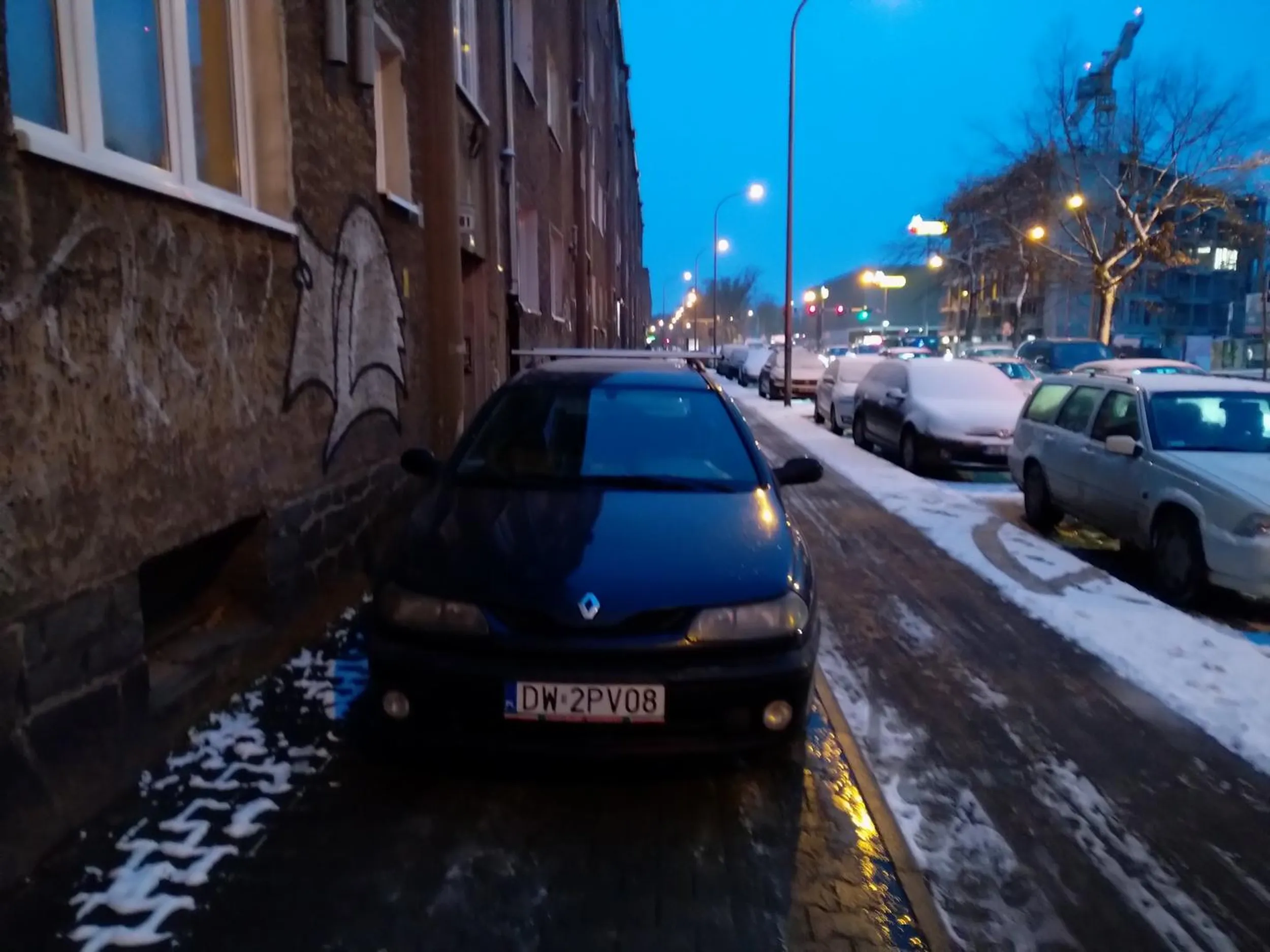 Parkowanie na całej szerokości chodnika.