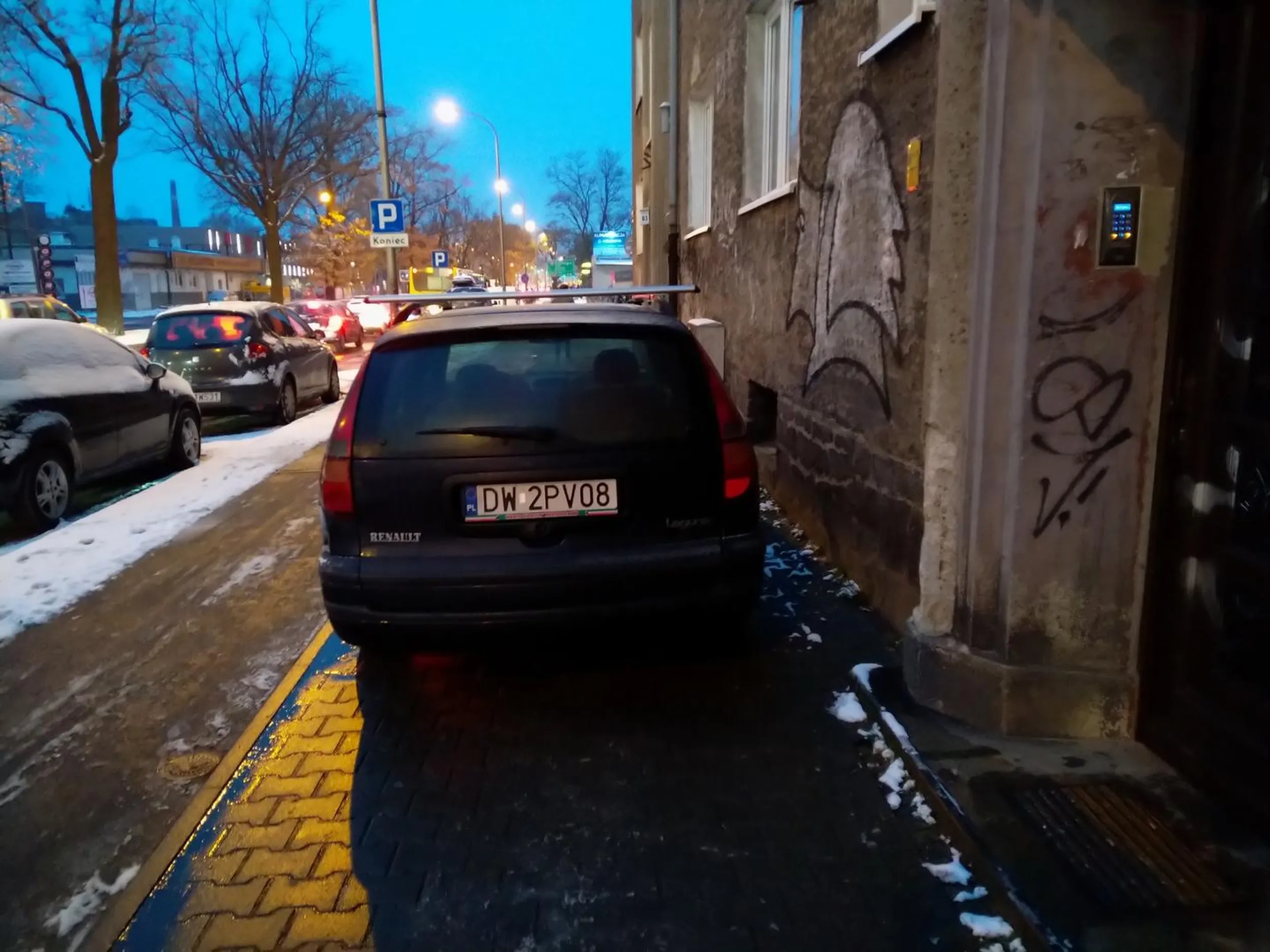 Parkowanie na całej szerokości chodnika.