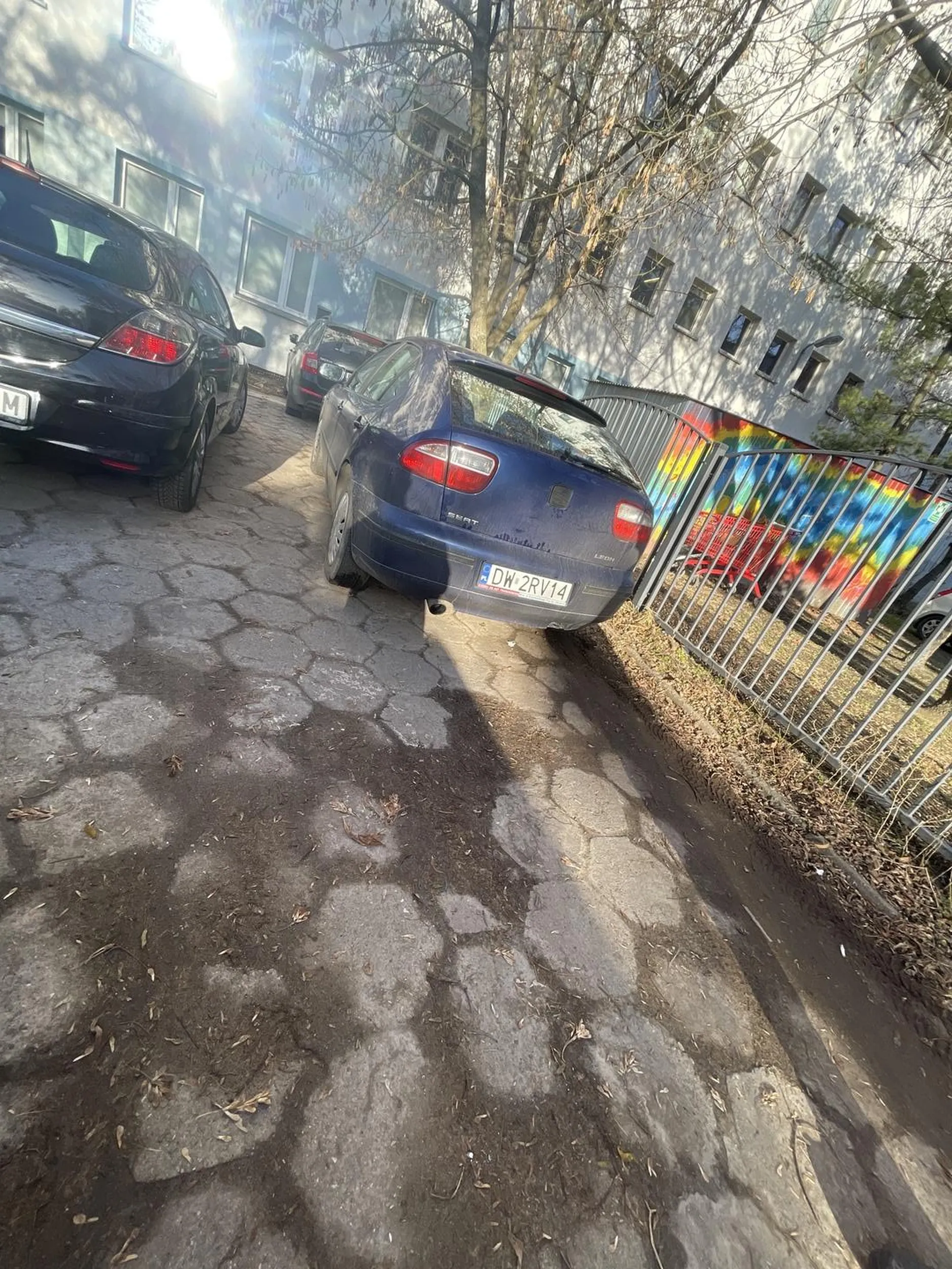 Chłop nie umie parkowac i blokuje dwom autom wyjazd, a moze ktos bedzie chcial szybciej wyjechac