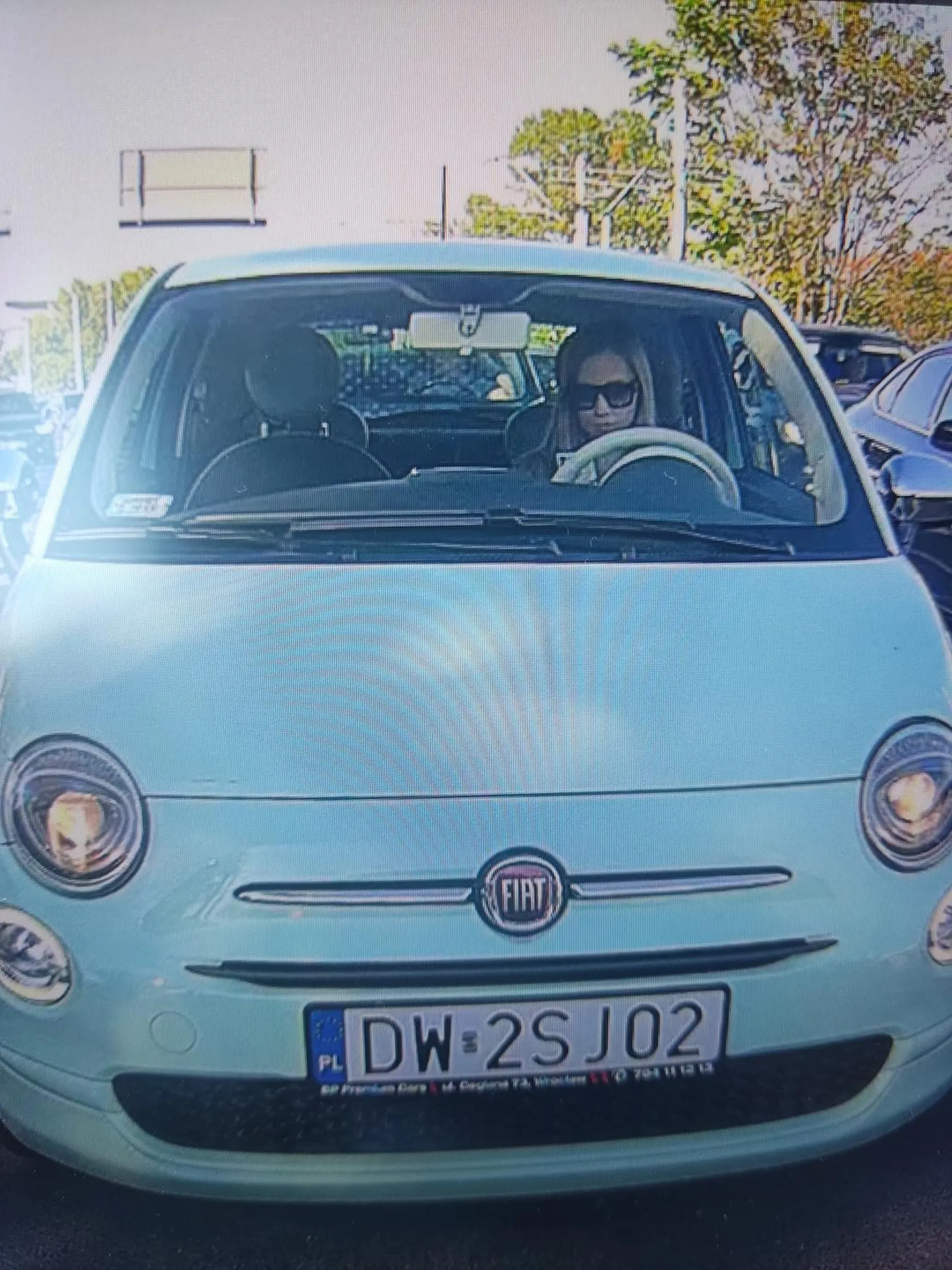 Pi...da! Wlepiona w telefon i nie widzi co się dzieje na drodze, wjechała mi w dupę. I jak tu nie wyzywac głupich bab od tępych blondynek...