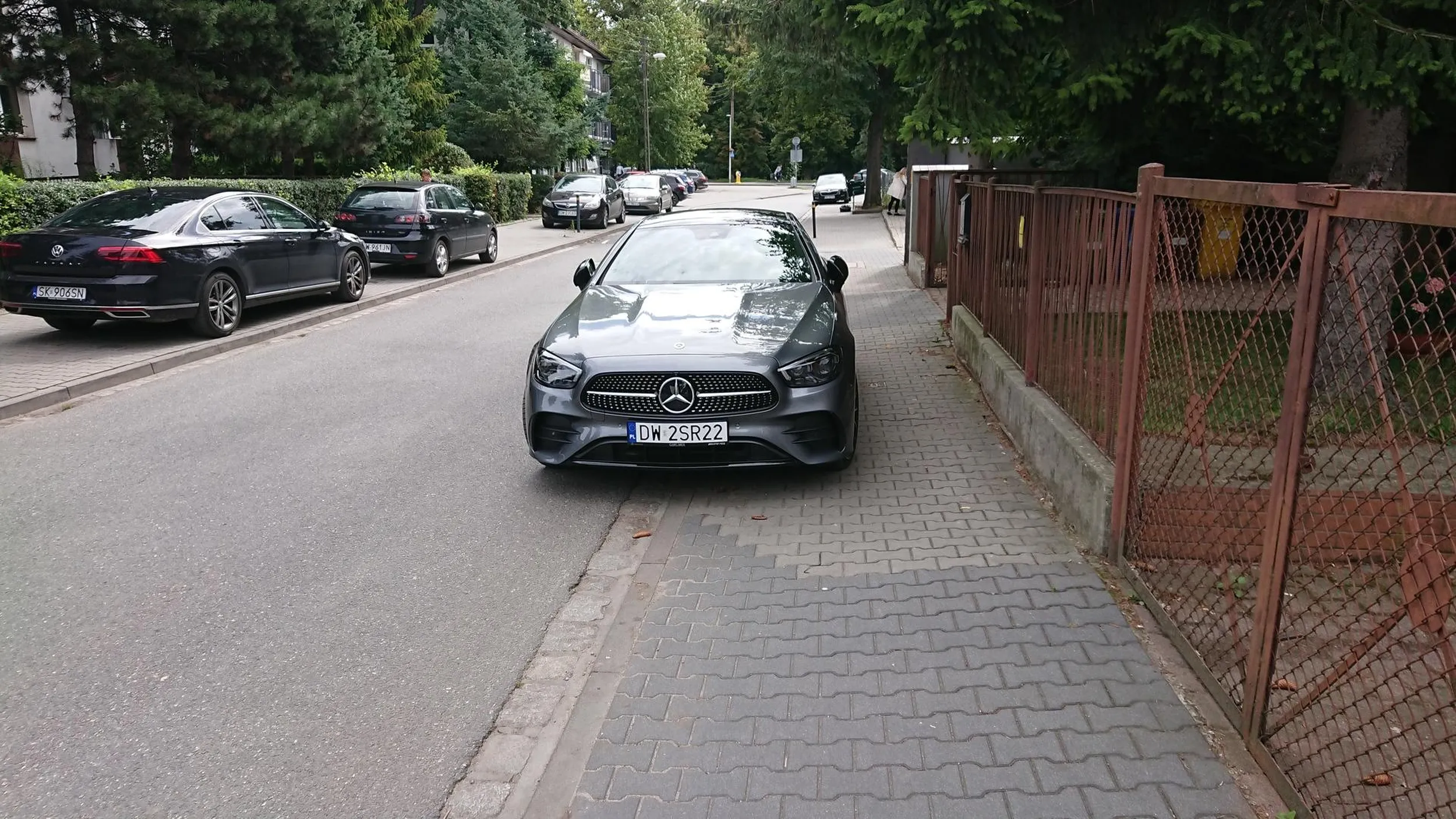 Pani mądra inaczej nie baczy że chodnika już nikt nie uraczy.