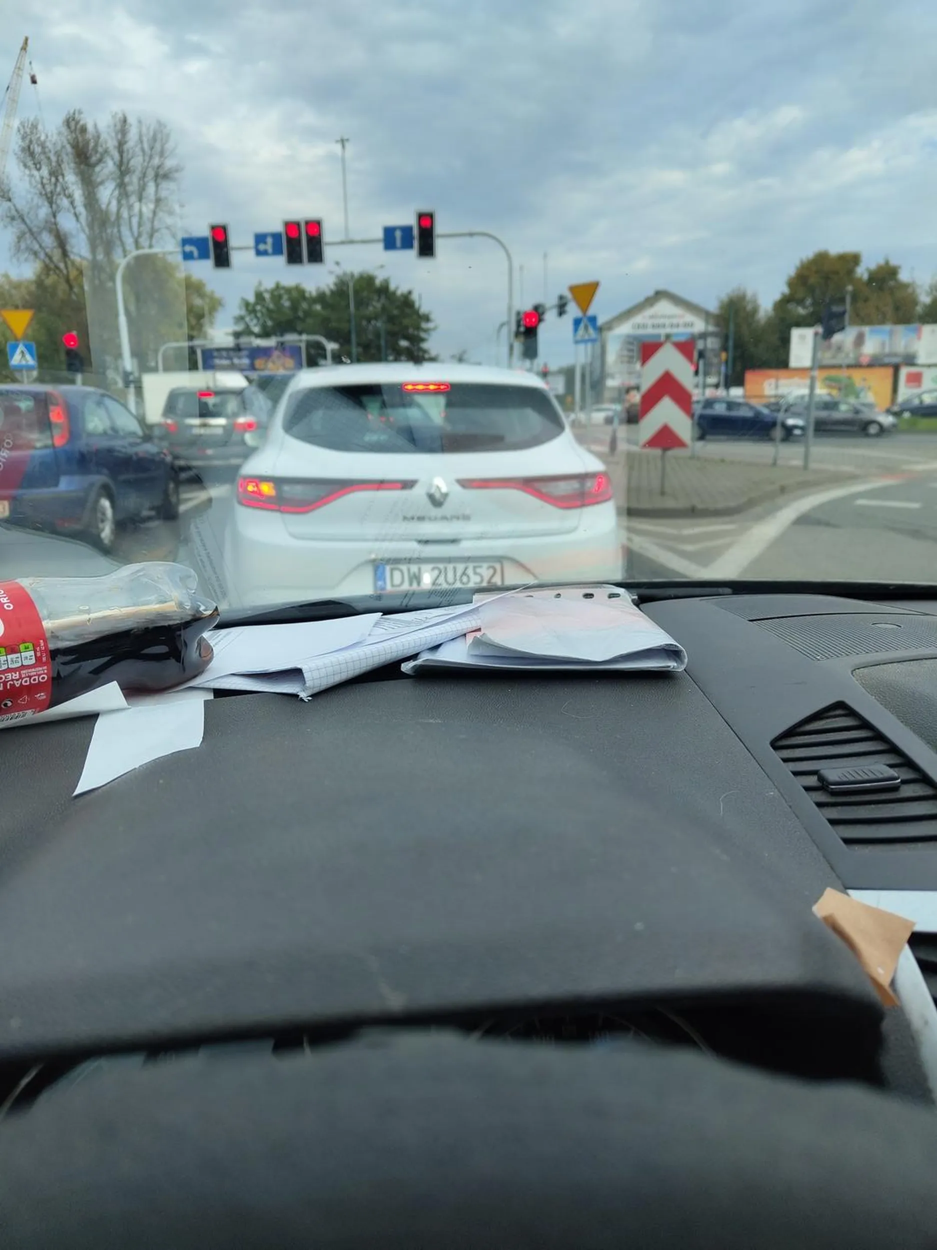 Kierowca a raczej kobieta która z pasa z skrętu w prawo zrobiła w ostatniej sekundzie ze zjazdu wbiła się na środkowy pas i potem na lewoskret przed samymi maskami samochodu