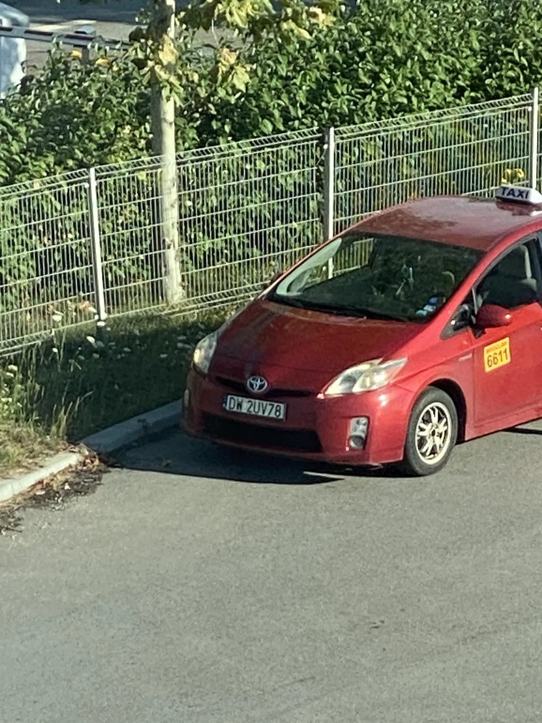 W biały dzień, tuż przy ogrodzeniu lotniska wysiadł koleś i najzwyczajniej wyjszczał się za samochodem. Pomijając fakt ze 100 metrów dalej jest stacja Orlen, z ciepła wodą! Omijacie nr boczny 6611.