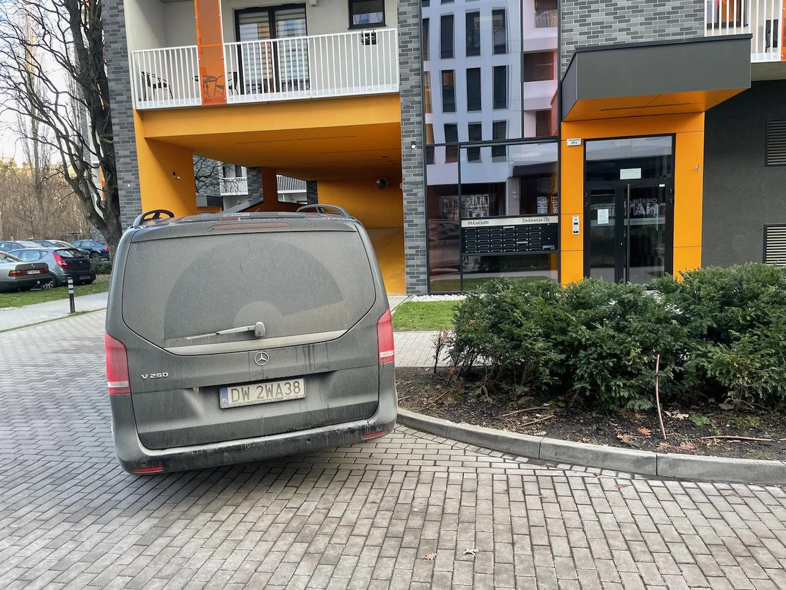 Pajac zaparkował sobie na naszym podjeździe do garażu, do tego zablokowany chodnik. Wszystko za znakiem strefy zamieszkania (więc dopuszczalne parkowanie jest tylko w zatoczkach parkingowych). Poszło zgłoszenie online do Straży Miejskiej, więc będzie mandacik