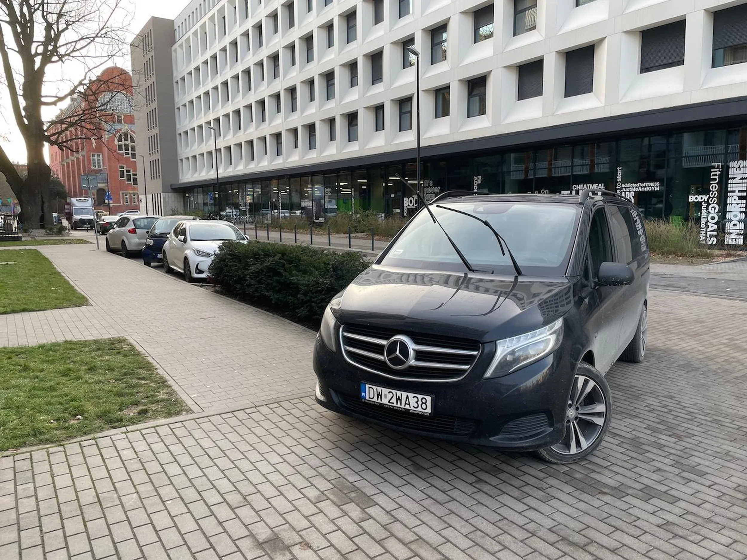 Pajac zaparkował sobie na naszym podjeździe do garażu, do tego zablokowany chodnik. Wszystko za znakiem strefy zamieszkania (więc dopuszczalne parkowanie jest tylko w zatoczkach parkingowych). Poszło zgłoszenie online do Straży Miejskiej, więc będzie mandacik