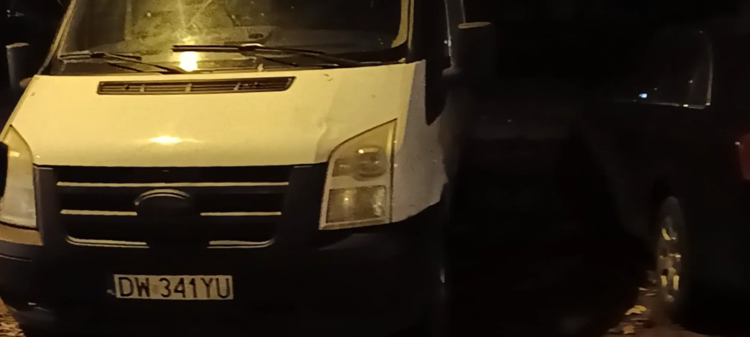 Patol parkuje przed przejściem i nie widać wchodzących na przejście ludzi. No patol qźwa.