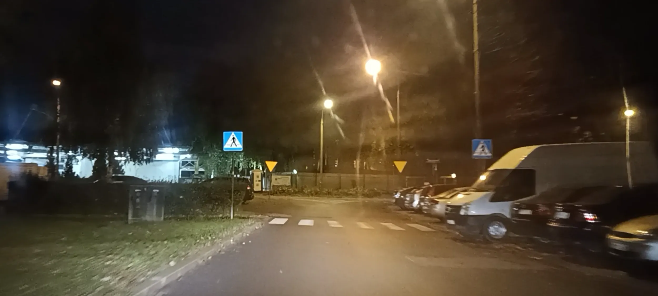 Patol parkuje przed przejściem i nie widać wchodzących na przejście ludzi. No patol qźwa.