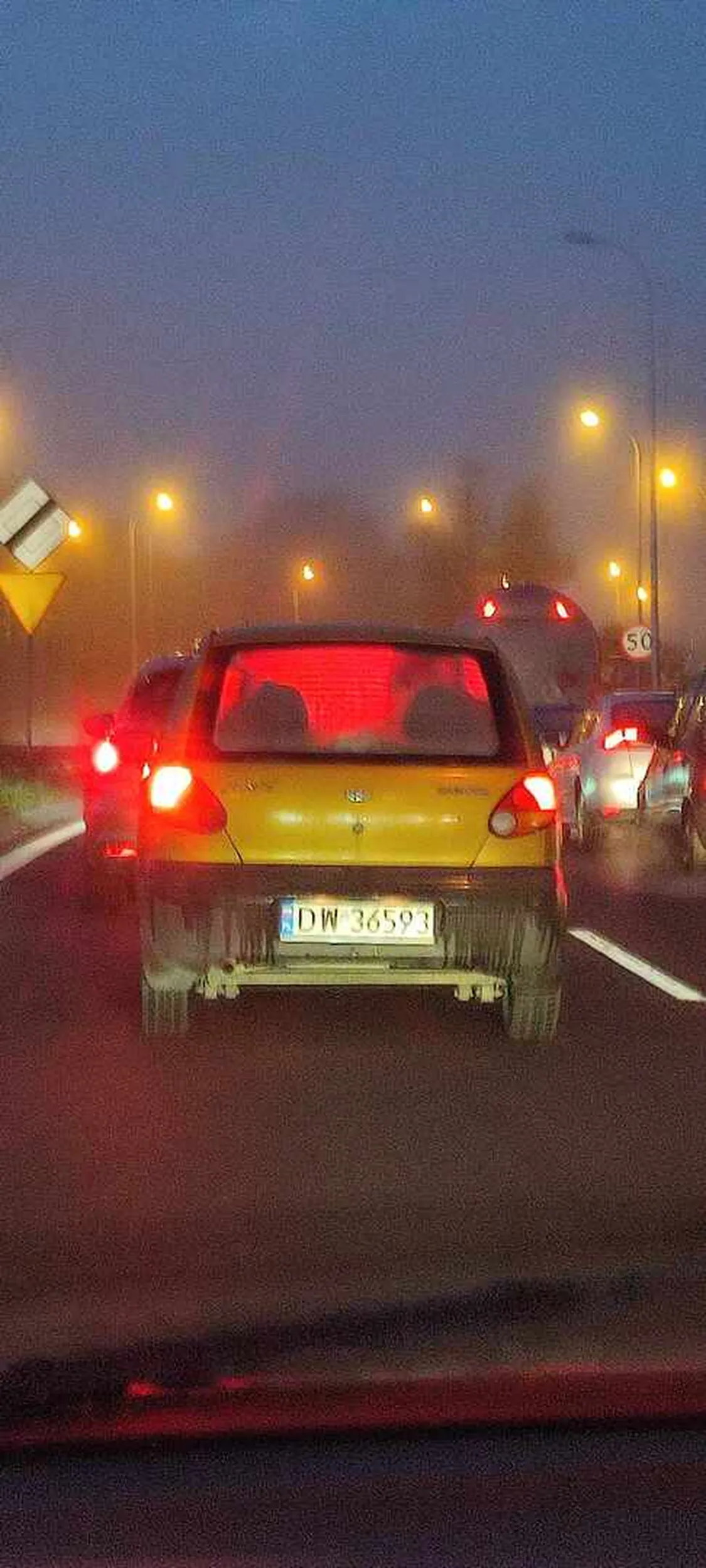 kierowca na dwupasmowej drodze w terenie niezabudowanym nie zwrócił uwagi na lewy pas i uznał że dobrym pomysłem będzie zmiana pasa bez sprawdzenia lewego, po którym jechałem zmusząjąc mnie do awaryjnego hamowania z 95 km/h do 30-40 km/h na oblodzonej jezdni