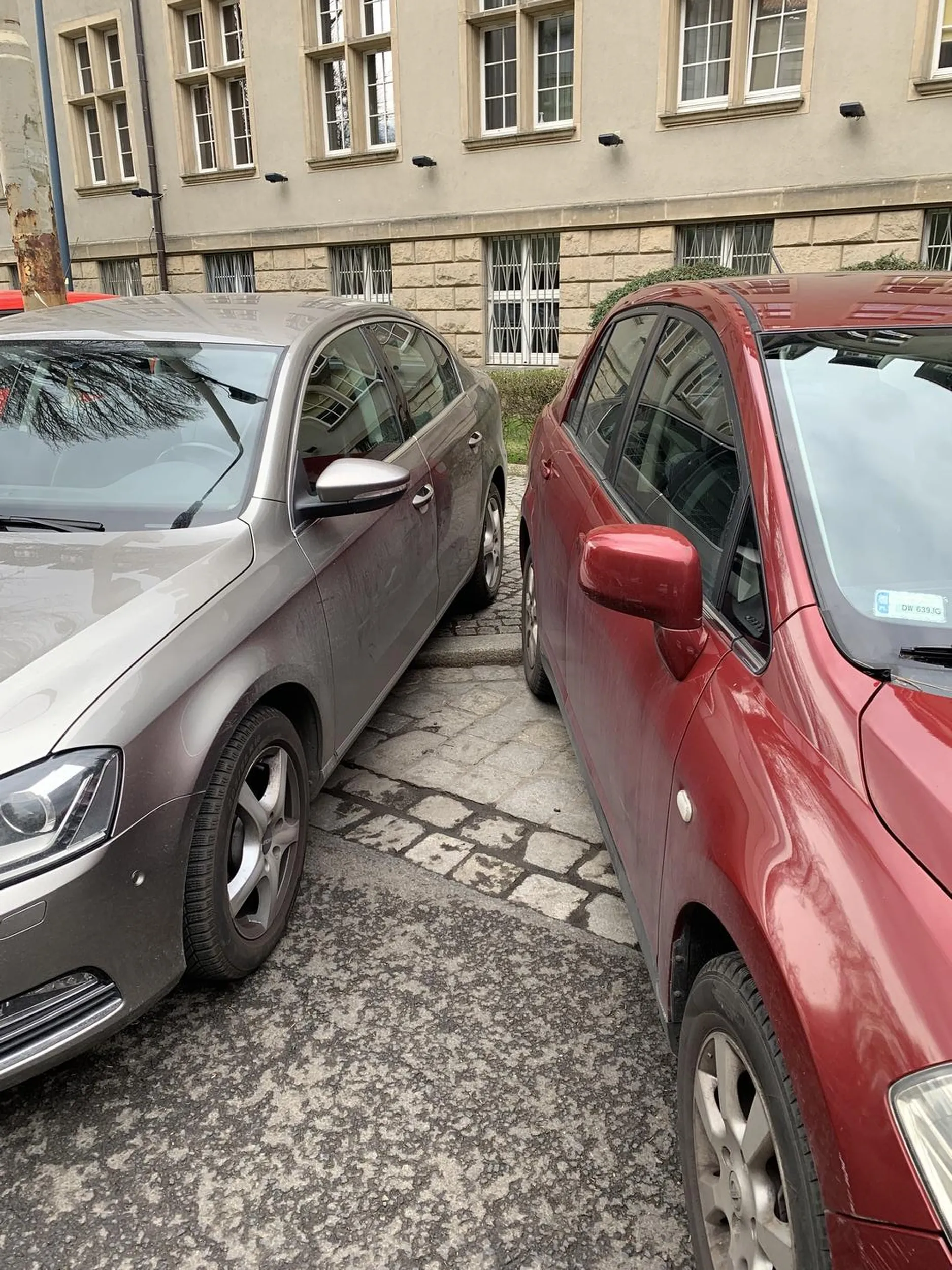 Kierowca chamsko walną drzwiami w mój zaparkowany samochód. Bynajmniej niechcący. W ogóle się nie przejął i nie widział w tym problemu. Zapewne wielki Pan naukowiec z Politechniki, a tak naprawdę jeden wielki burak.