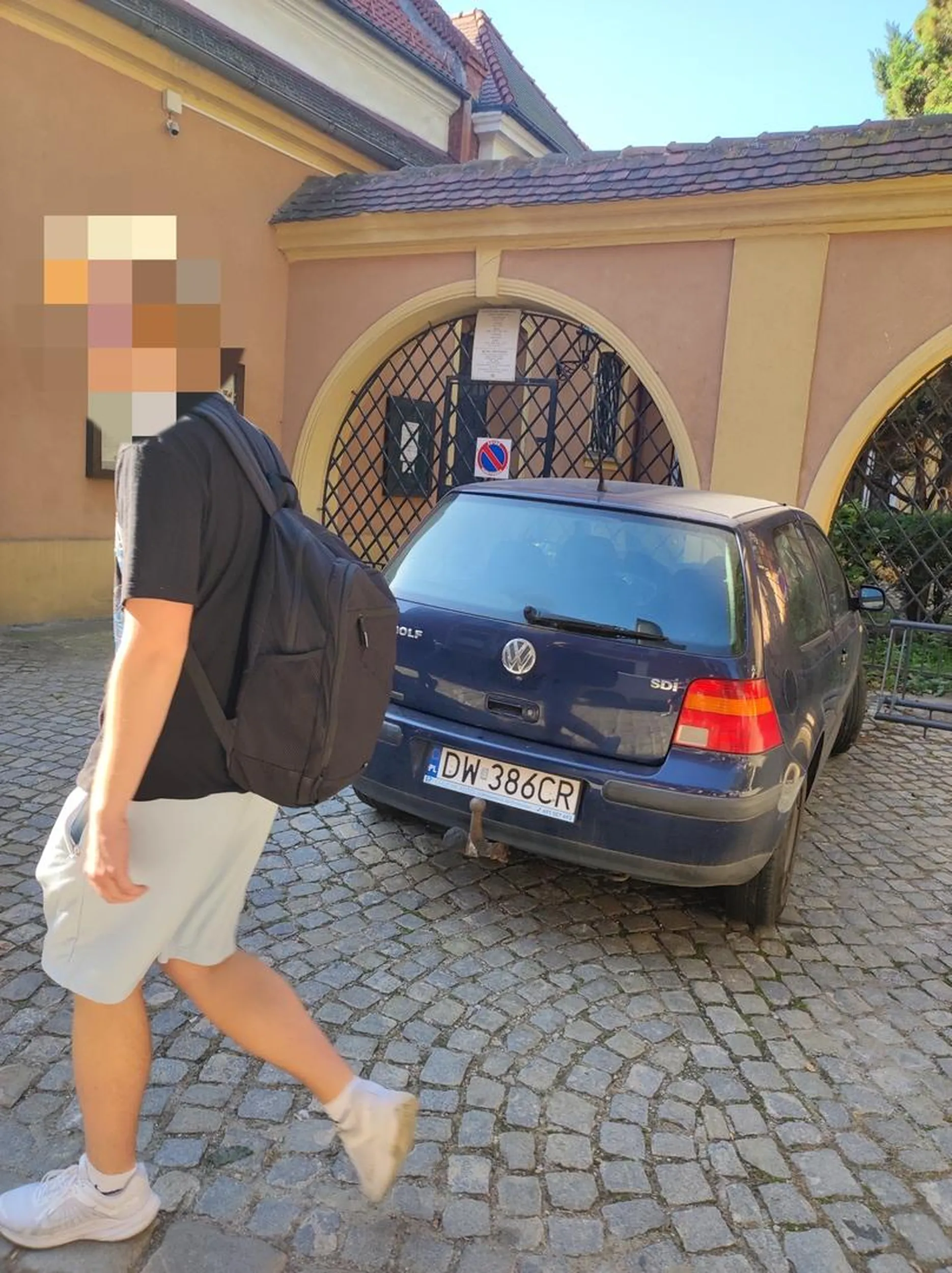 Może jak przyjdzie Ci zapłacić mandat to nauczysz się czytać znaki. Zdjęcie wysłane do odpowiednich służb.