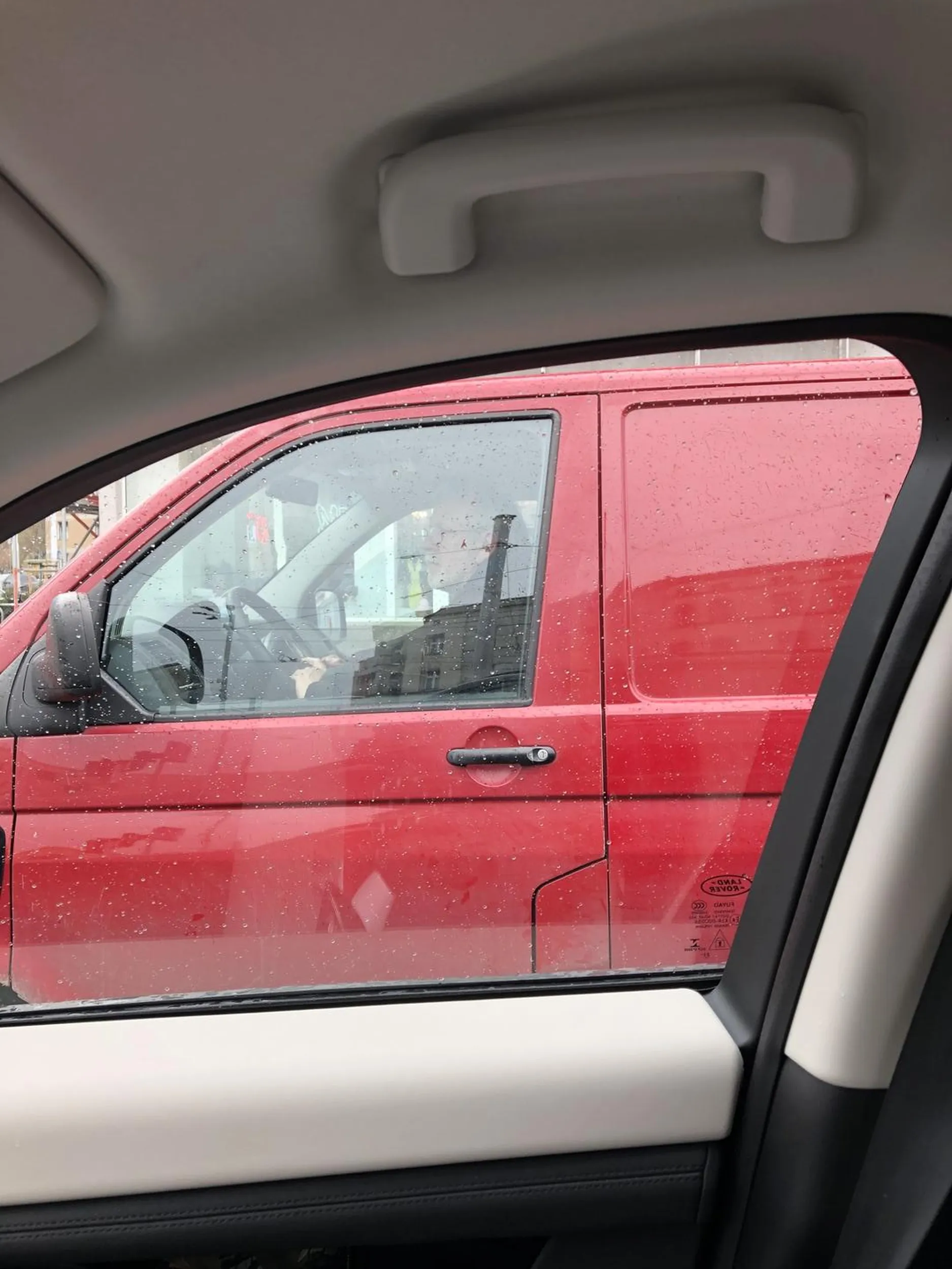 Burak wpycha się na bezczelnie na ocierkę.