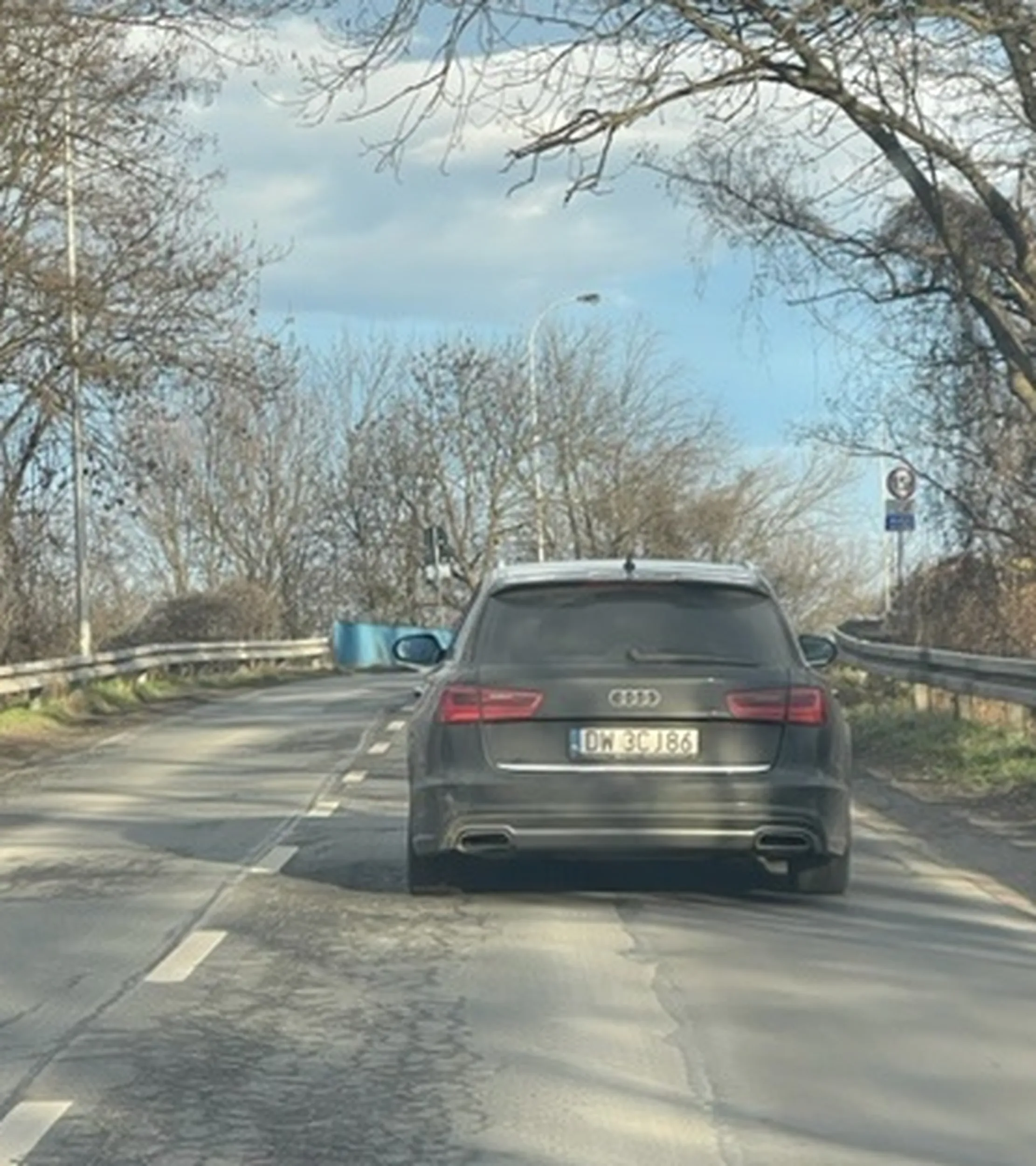 Przesłane przez kierowcę. Kobieta wyzwolona - taki typ nie czeka, po prostu się wpi*dala i udaje głupa. Miejsce zdarzenia: Gazowa, Wrocław (wyjazd z CAT  w Gazową w kierunku wiaduktu). Za nieustąpienie pierwszeństwa przejazdu podczas włączania się do ruchu otrzymasz mandat wynoszący 250 złotych i 5 punktów karnych - następnym razem video poleci na odpowiedniego maila drogówki. Radzimy ochłonąć.