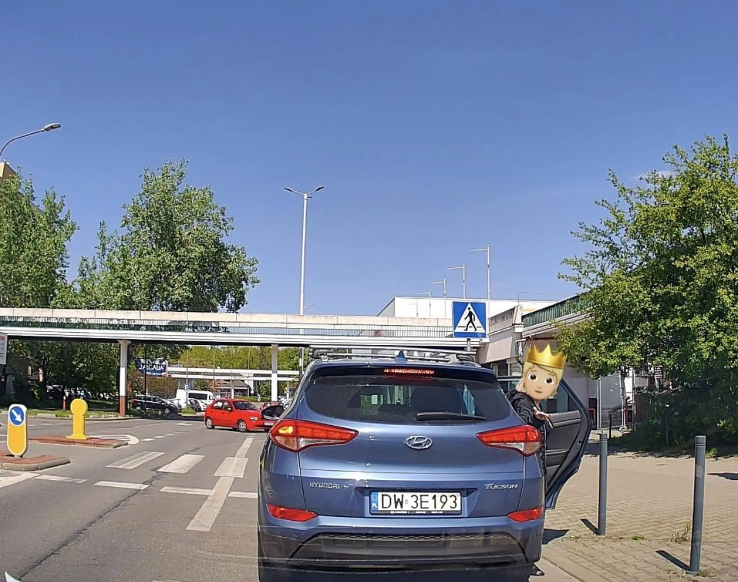 Świetne miejsce na pogawędkę i wysadzenie pasażera! Zablokowała Pani pas do skrętu jednocześnie zasłaniając widoczność pieszych!