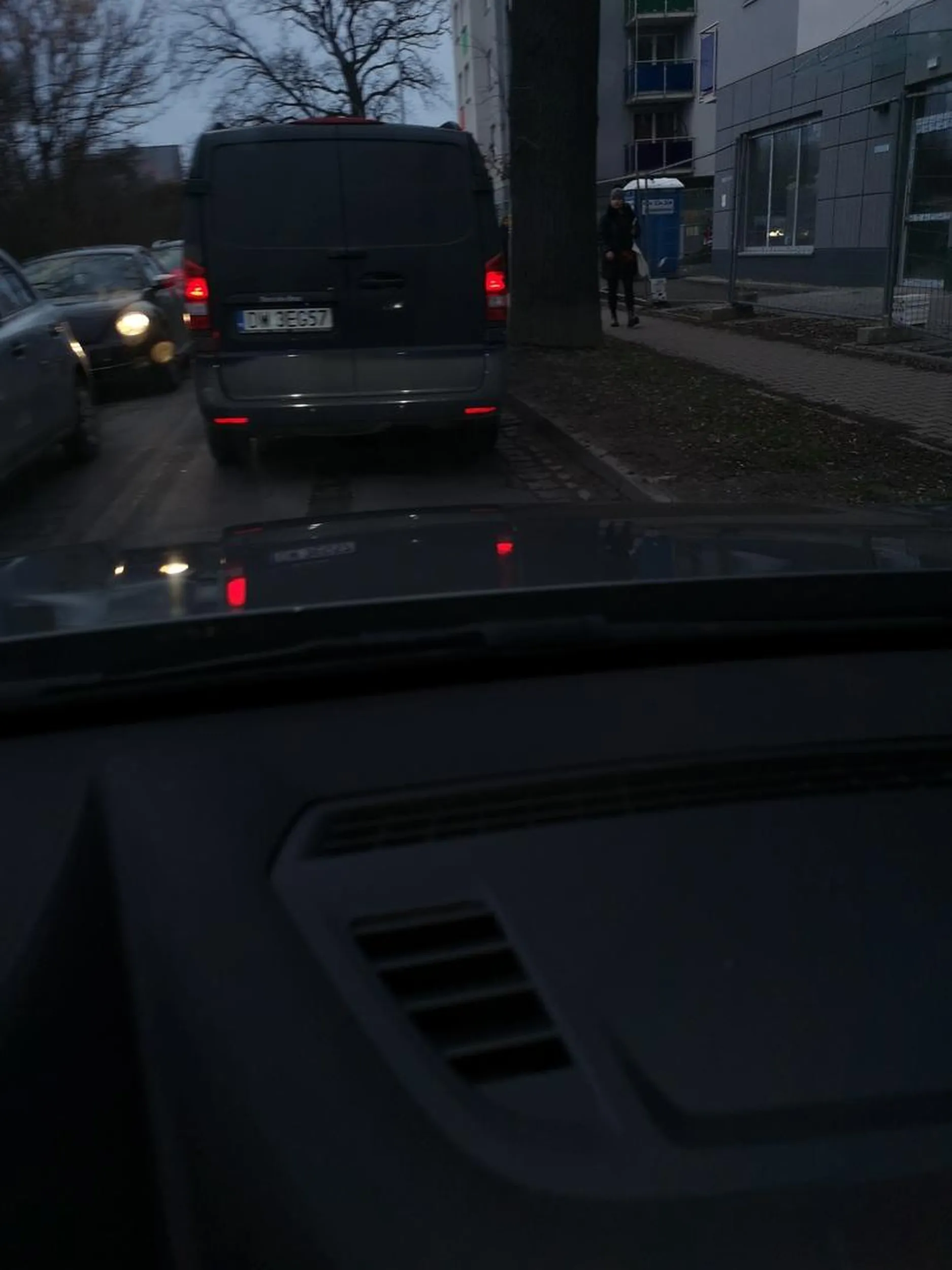 Pyskaty pajac z mercedesika,damski bokser podobny do własnego chu*a,którego ma małego nie znający kultury na drodze,gdy inny kierowca mnie wpuszczał ten z pełnym gazem ominał mnie po czym zachamował i chciał wysiąść awanturujac się z kompleksem małego wacka,opluł mi auto i chciał wysiąść mnie bić,ale chyba strach mu nie pozwolił,dodatkowo wymuszając na mnie uderzenie w tył jego śmierdzącego diesla! Tfu parszywa wstrętna mordo!